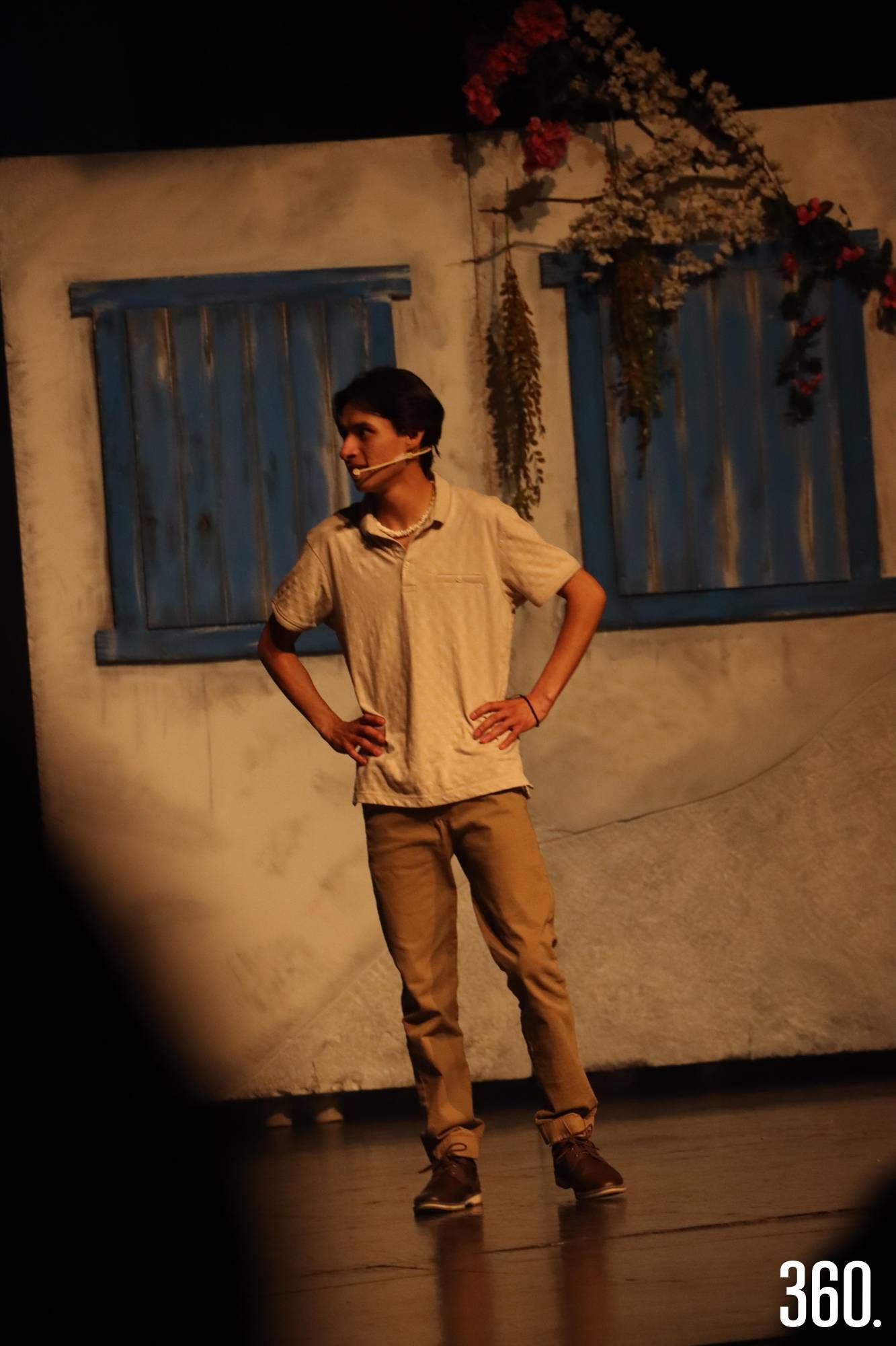 $!Emilio Olivo como Harry Bright.