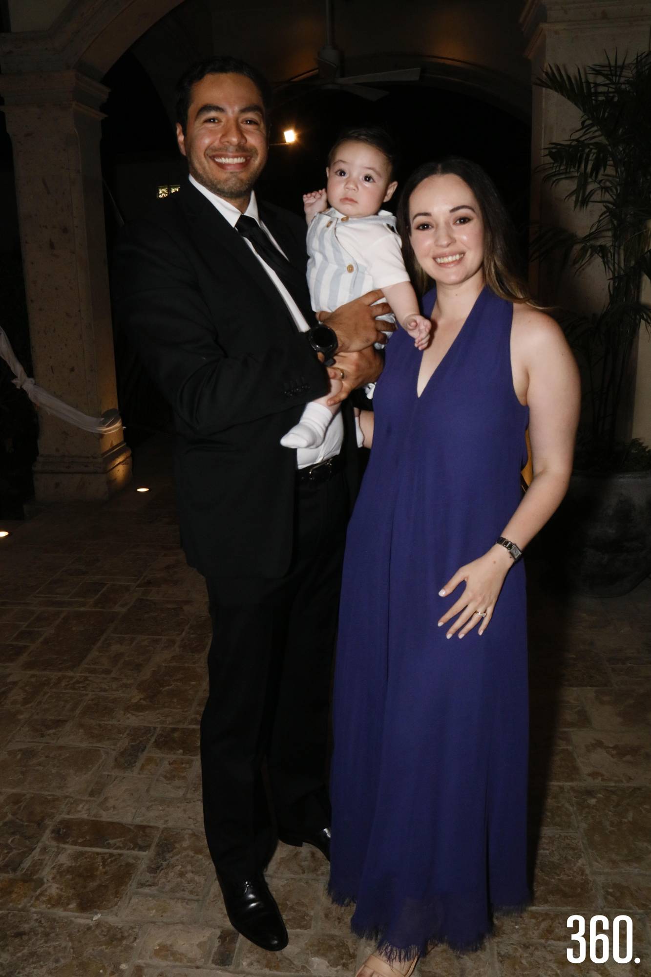 $!Roberto Eder González Moreno y Susana Cantú con su hijo, Emilio.