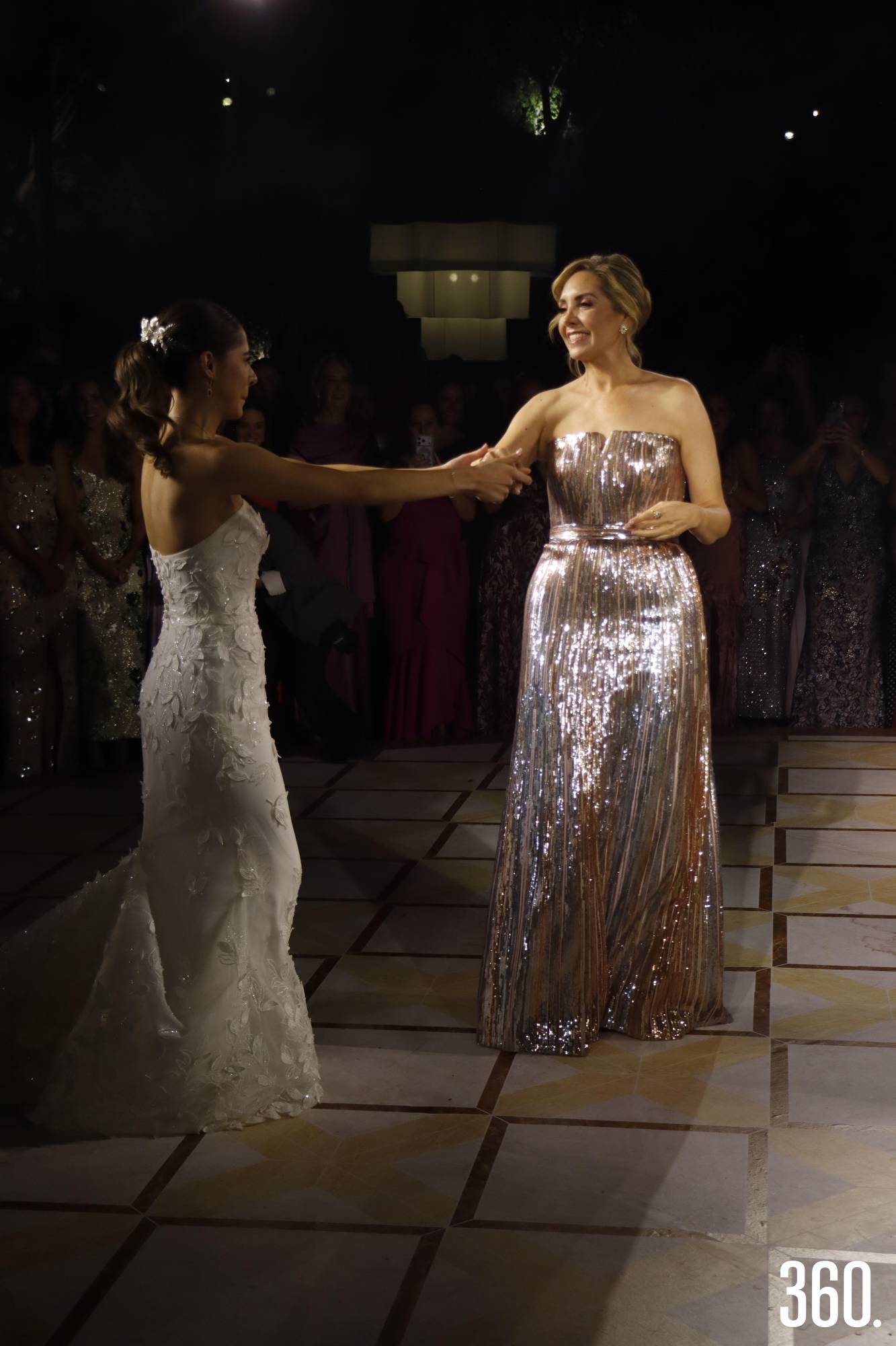 $!Gabriela bailando con su madre.