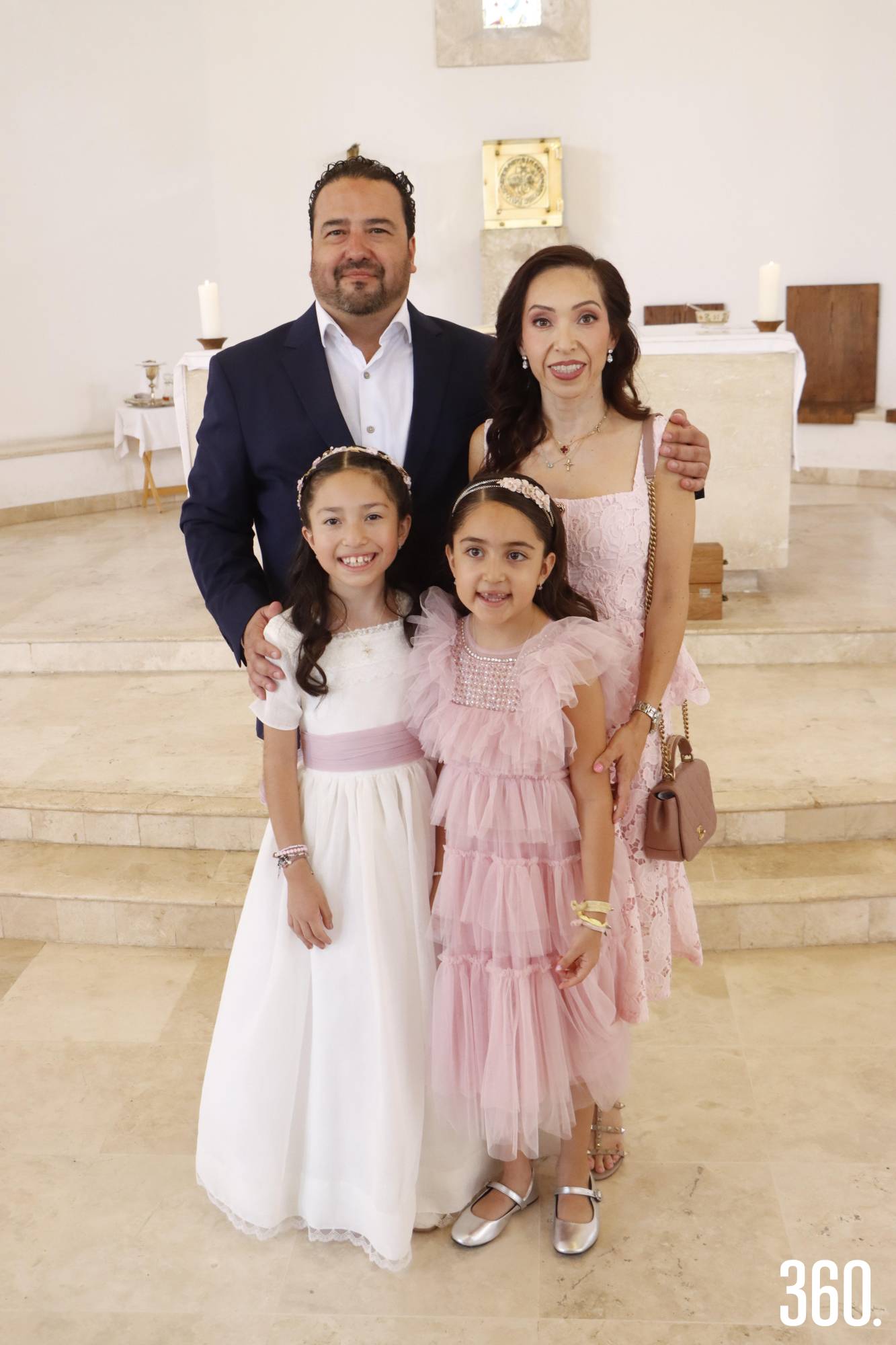 $!Isabella con sus padres, Francisco Valdez y Brenda Siller, y su hermana, Victoria Valdez.