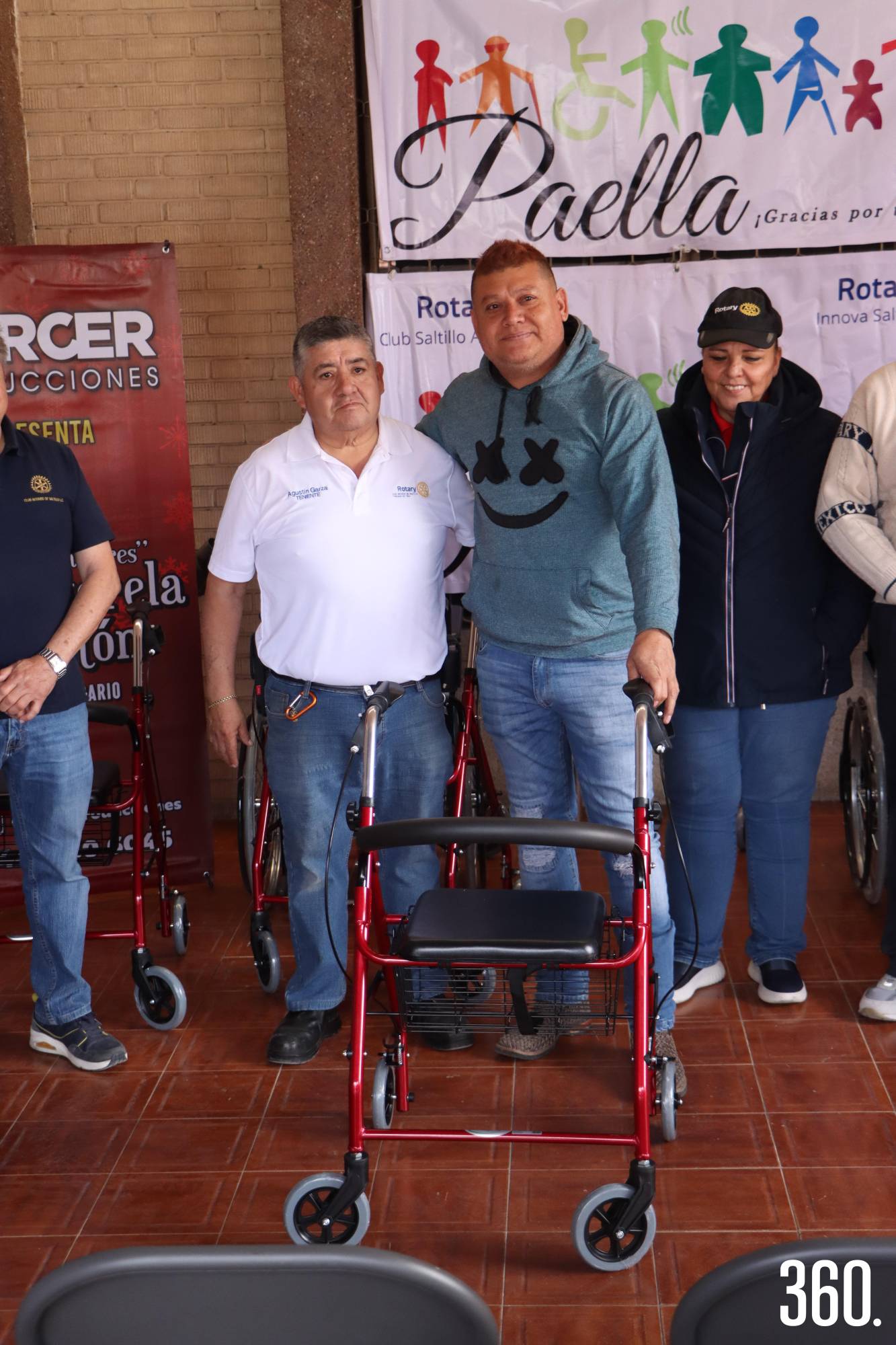 $!Antonio Méndez recibió una andadera.