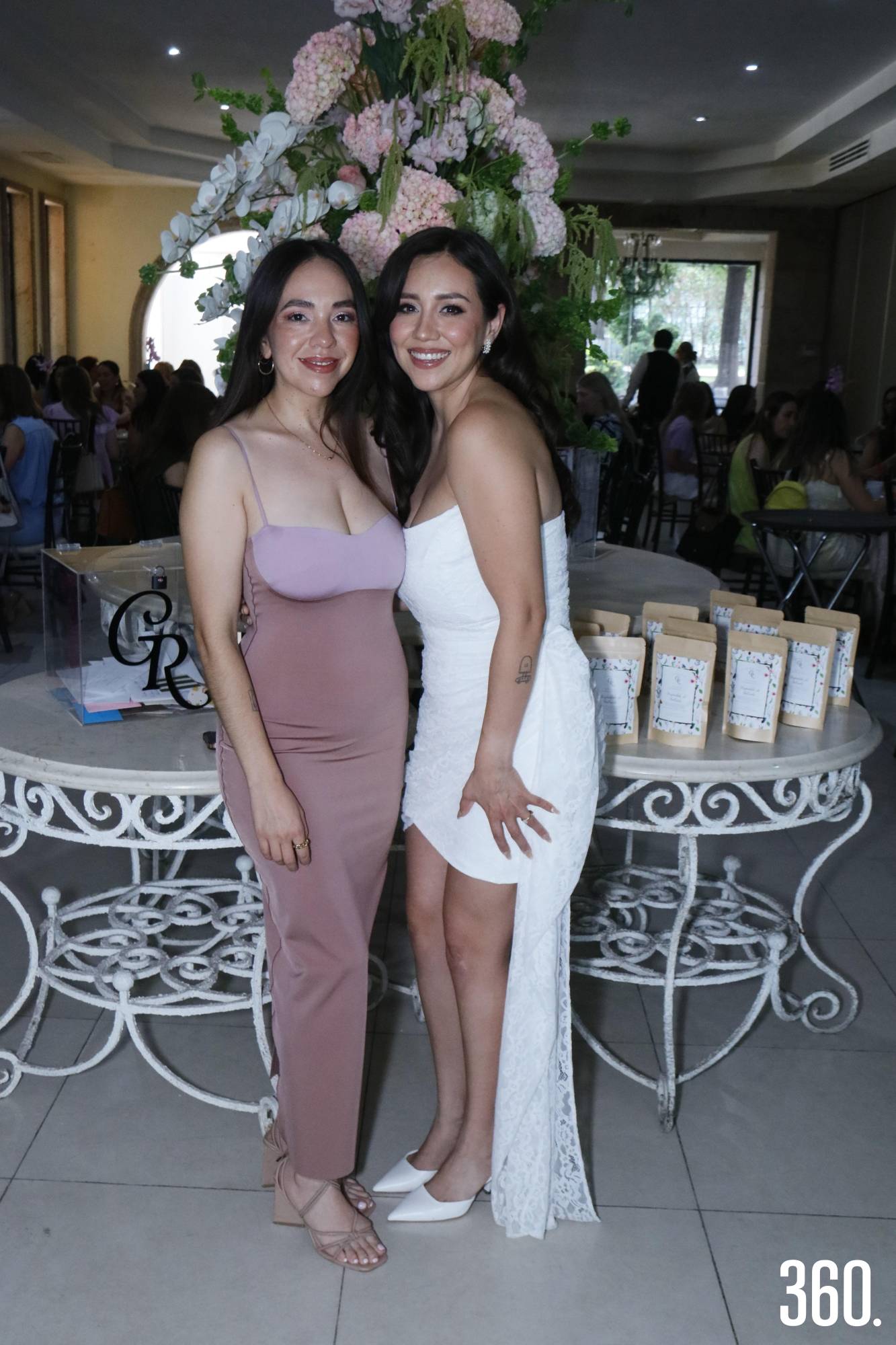 $!Elvia Olvera felicitó a su amiga Gabriela García.
