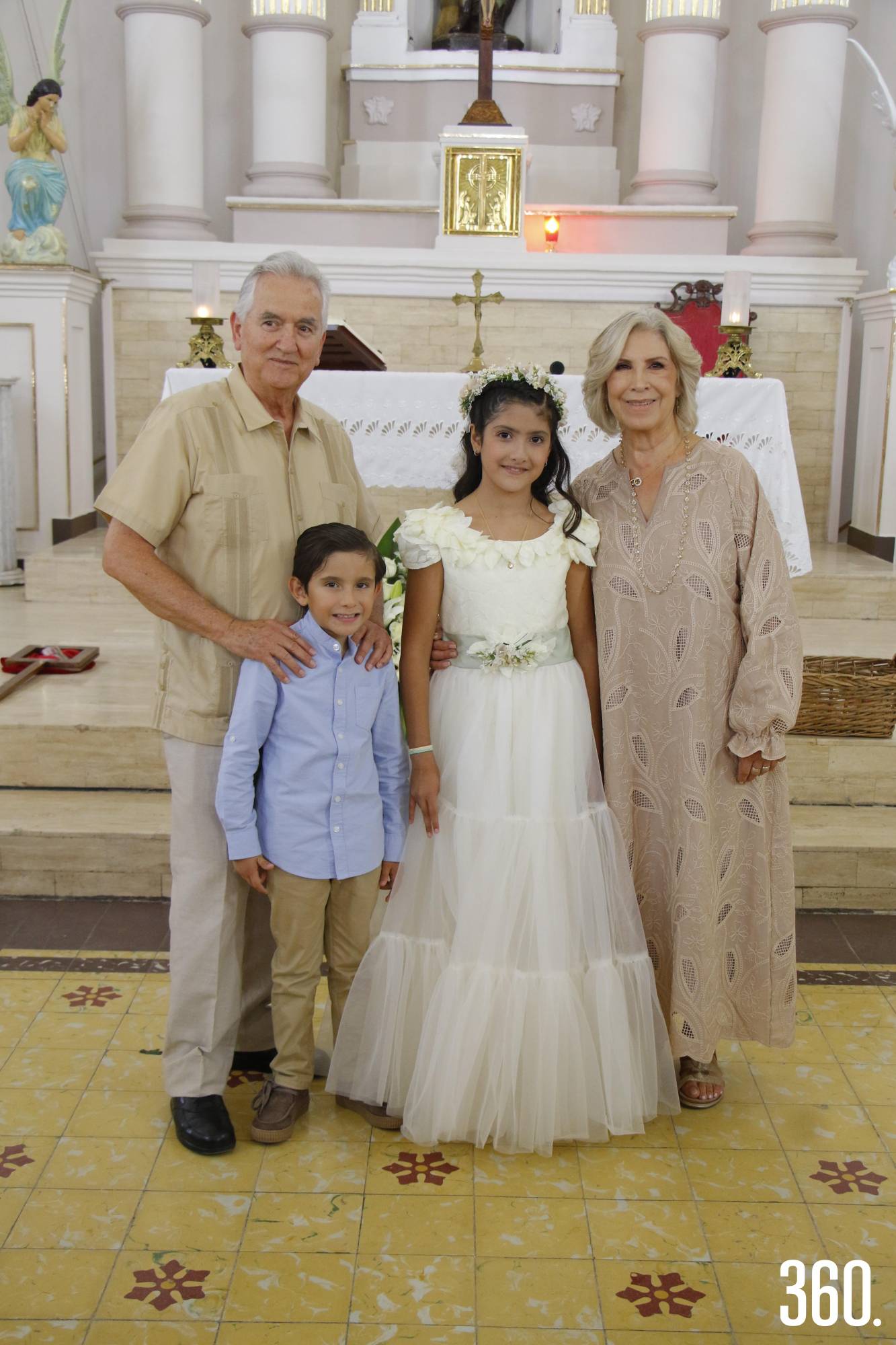 $!Amaia con sus abuelos, Raúl Morales y Rosy Almanza de Morales y su hermano, Manolo Hernández.