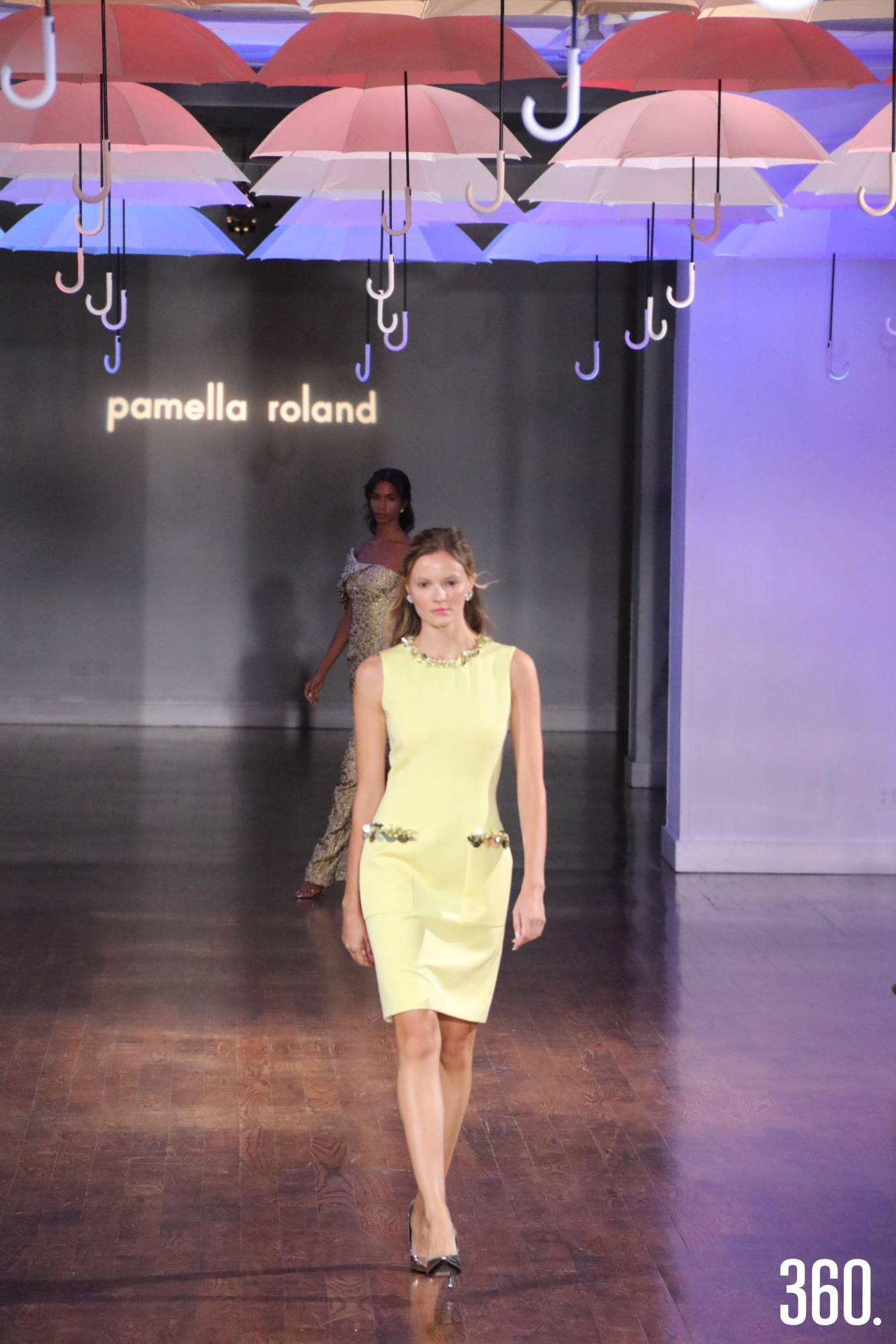 $!El amarillo mantequilla se hizo presente en la colección Primavera/Verano 2027 de Pamella Roland, en un vestido de silueta relajada que aporta frescura y elegancia a la propuesta.