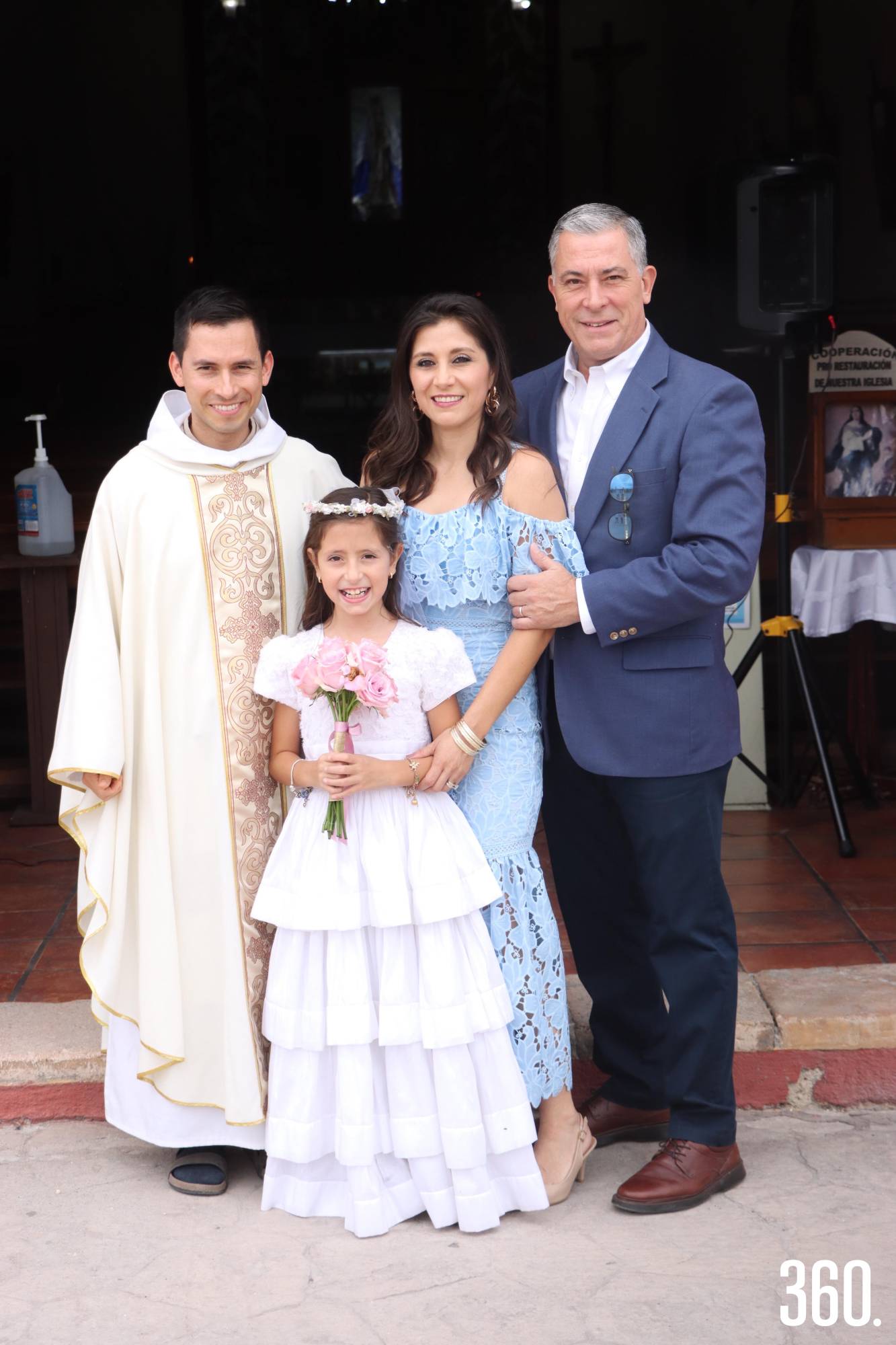 $!Isabella con el padre Daniel de María y sus papás, Berenice Riojas y Rodrigo Lara.