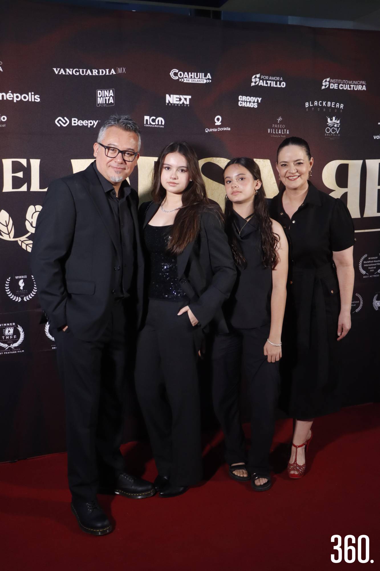 $!El director, Gabriel Ramos con sus hijas, Abril y Azul Ramos, y su esposa, Celeste Alvarado.