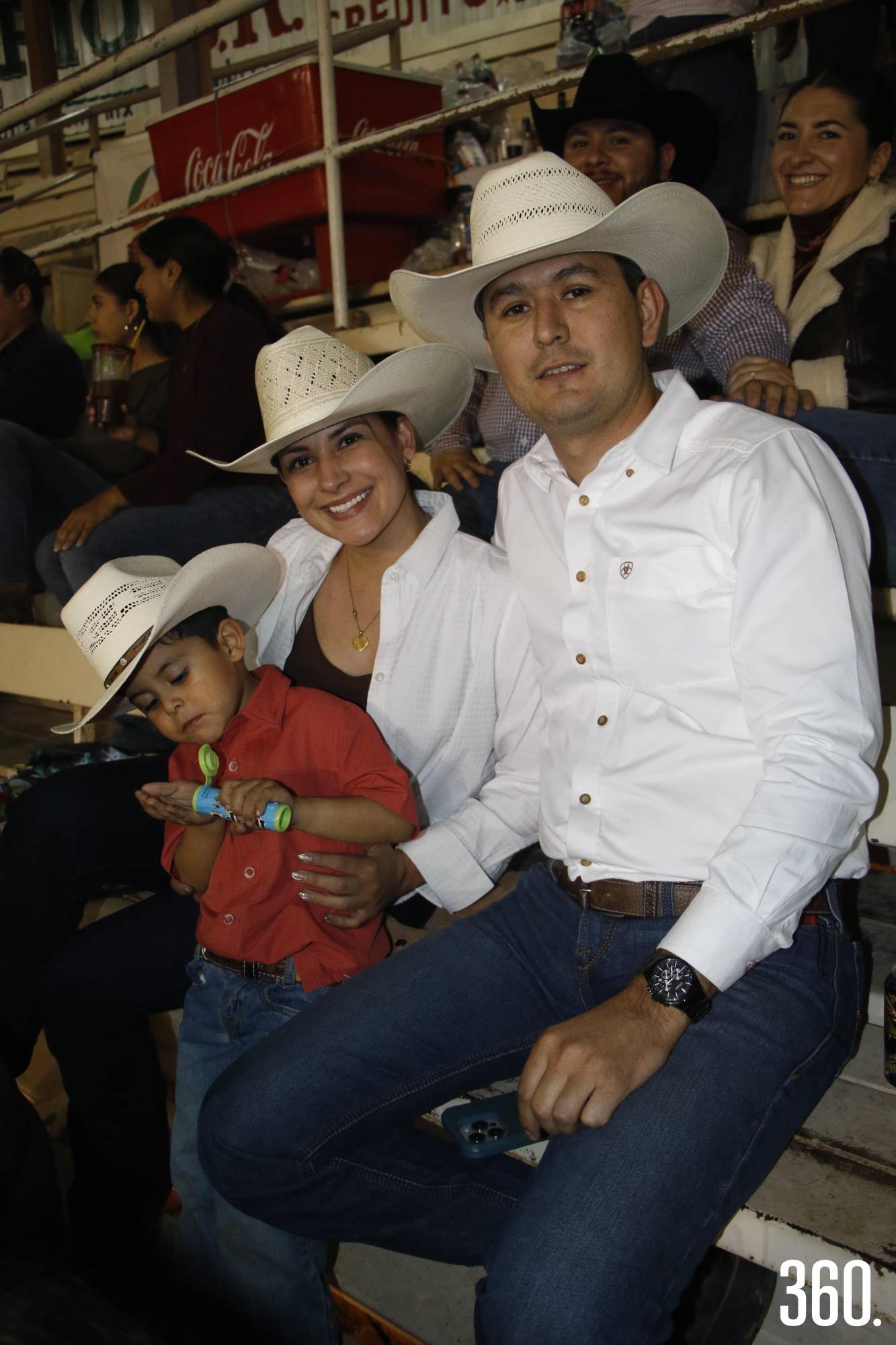 $!Santiago y Ximena Cobas y César Ibarra.