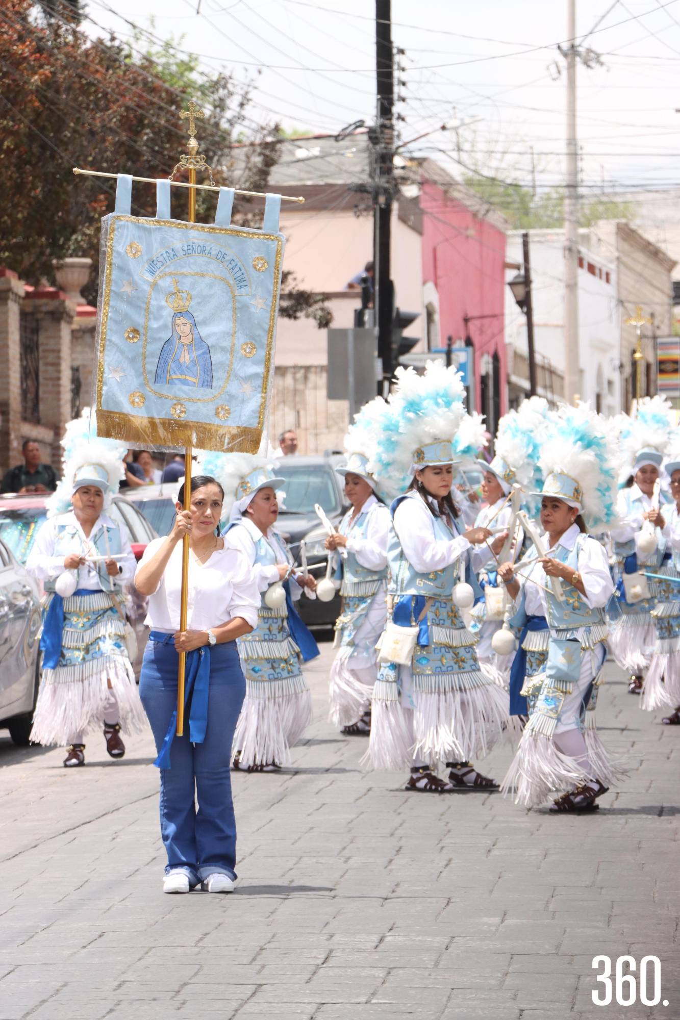 $!Fieles caminaron en peregrinación para celebrar a sus obispos.