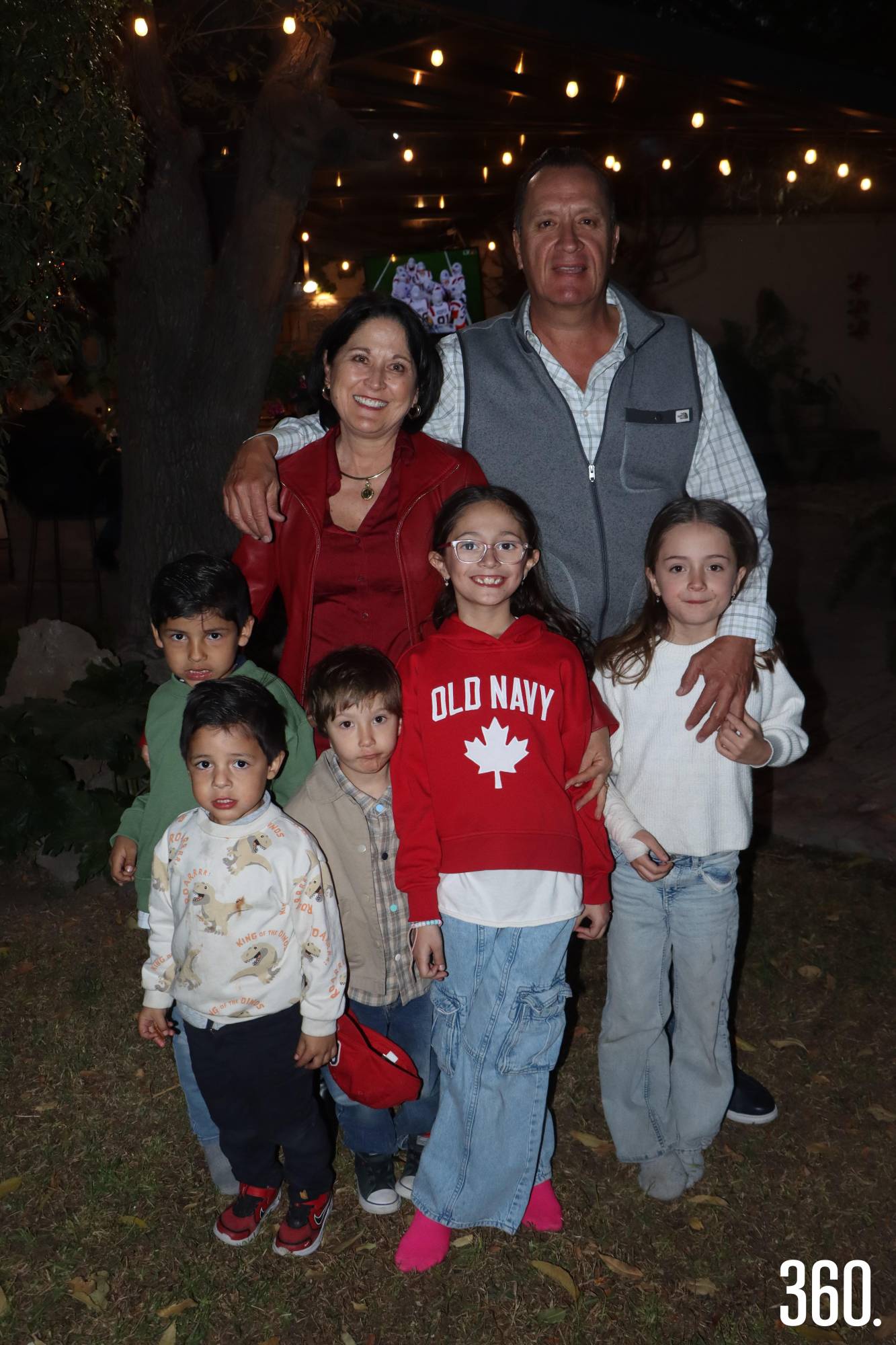 $!Claudia de la Garza y Guillermo Wah con sus nietos.