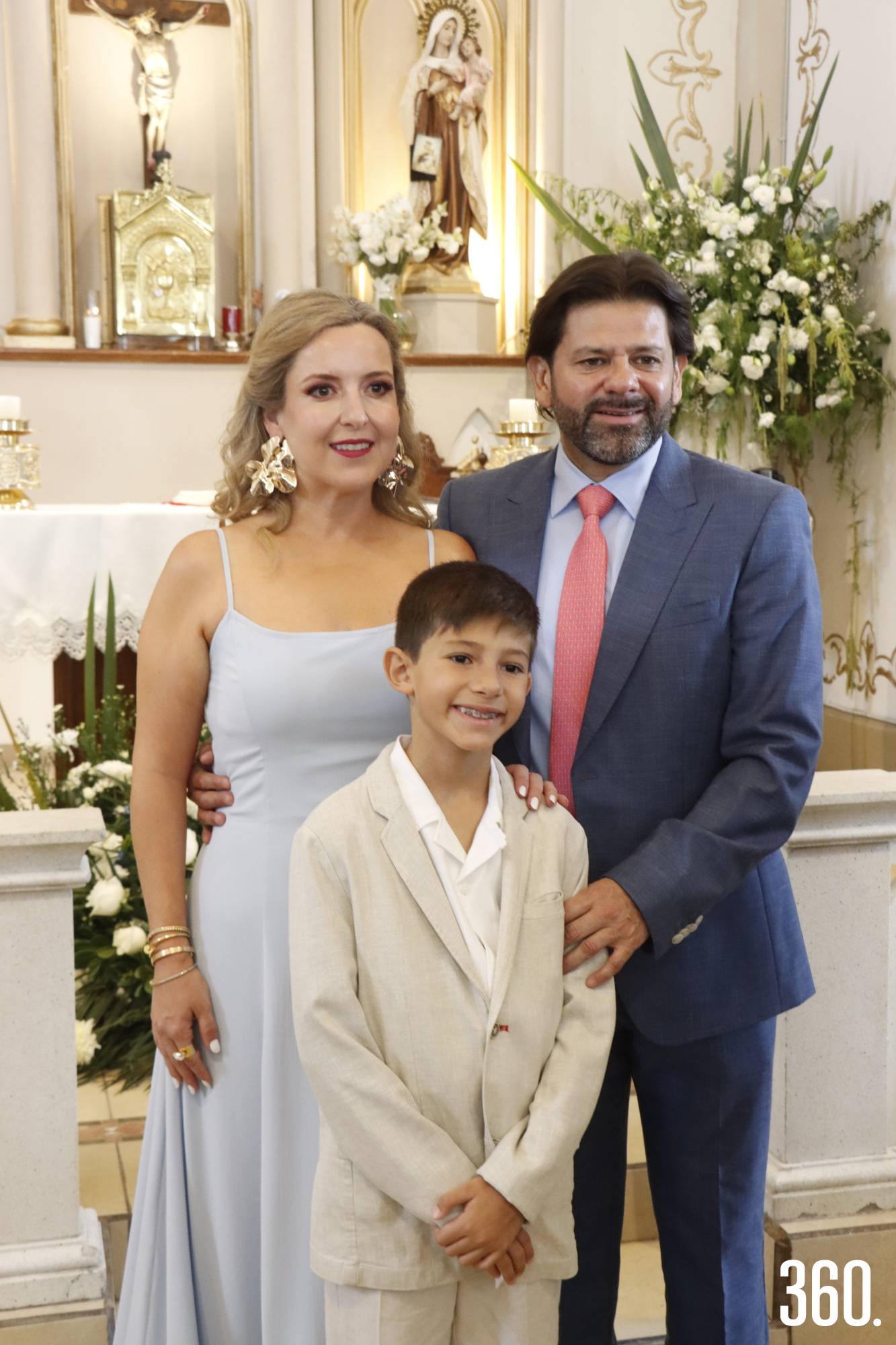 $!Nicolás con sus padrinos, Rommy Valdés y Alejandro Cruz.
