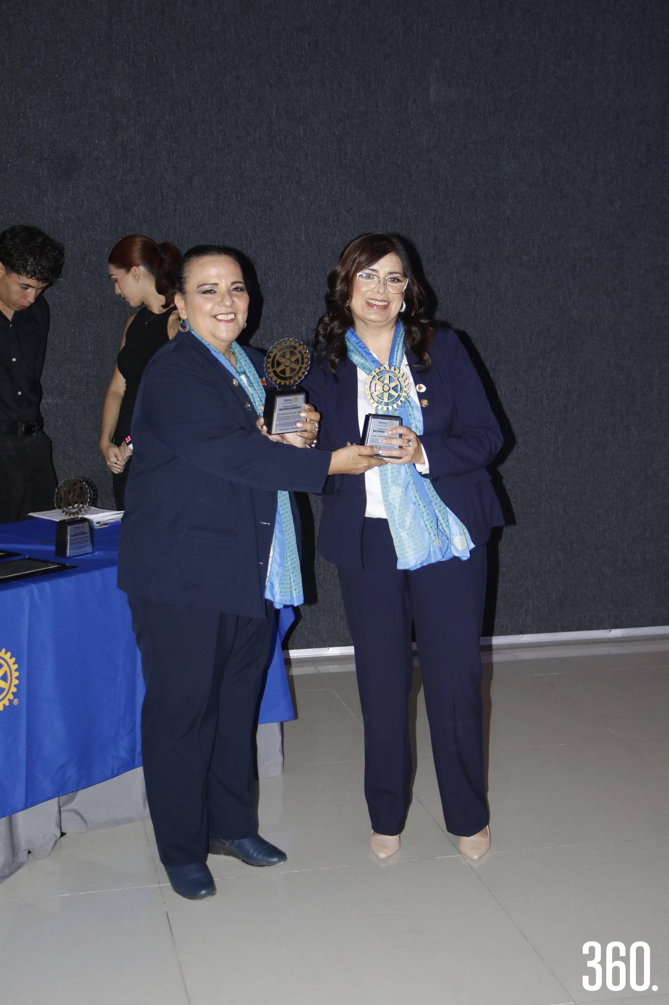 $!Marina y Celina dándose mutuamente un reconocimiento.