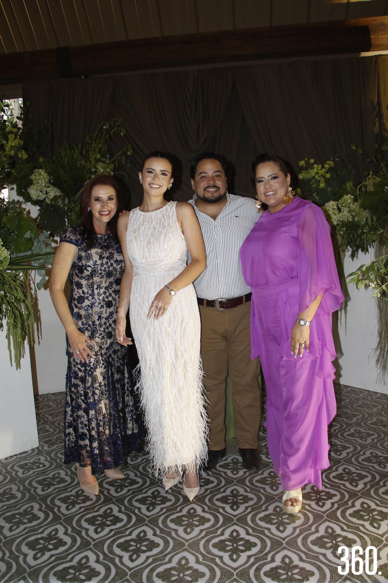 $!Bárbara con su madre, Bárbara Salinas, su prometido Juan José Bustos y su suegra, Marcela López.
