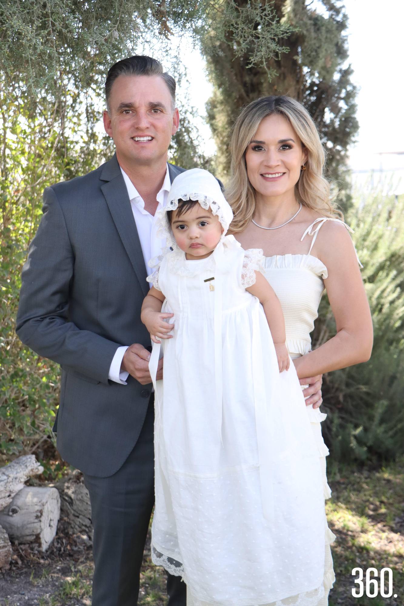 $!Silvana con sus padrinos, Cruz Aguirre y Ana Laura González.