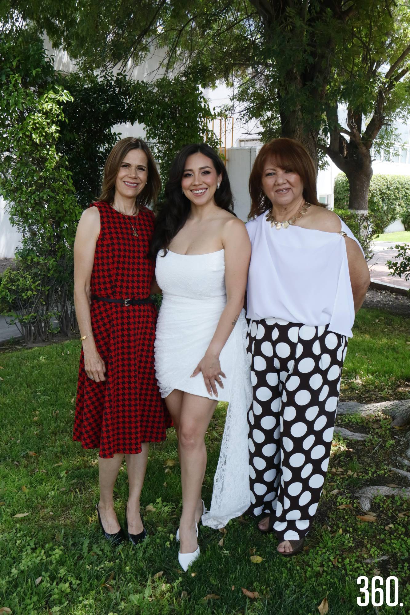 $!Gabriela García Cabello con Claudia de la Fuente, madre del novio y su mamá Gabriela Cabello, organizadoras de su primera despedida de soltera.