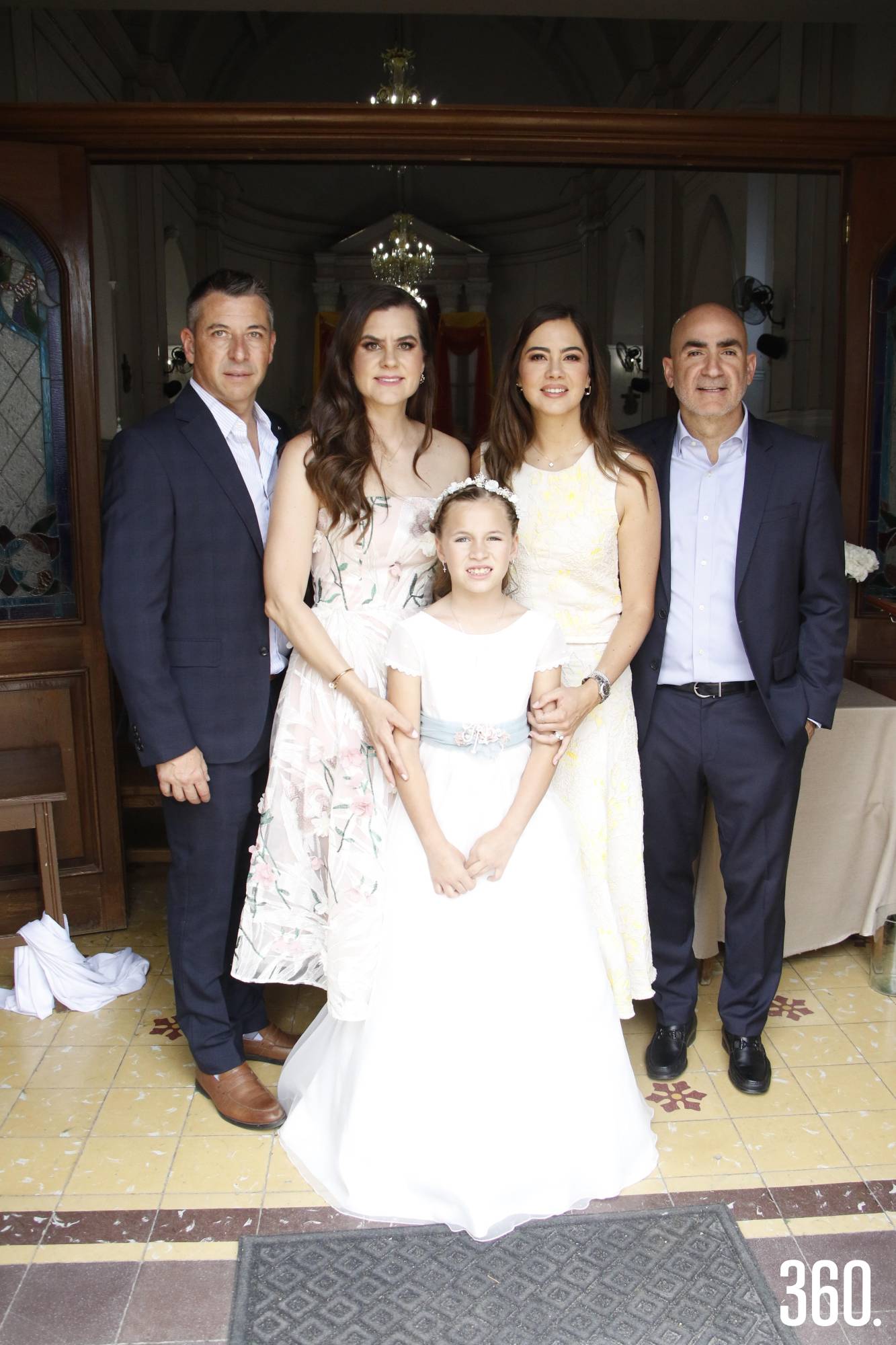 $!Eva con sus padres y padrinos, Josué Valdés, Ale Arredondo, Marifer Arsuaga y Mario Mata.