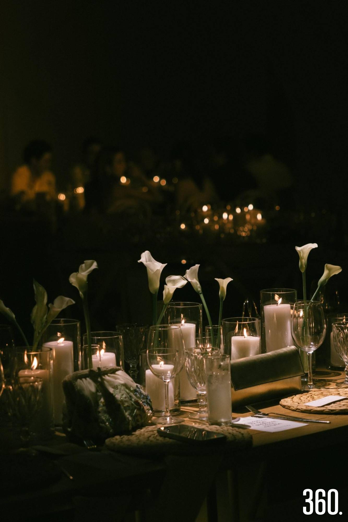 $!Velas blancas y alcatraces crearon una atmósfera cálida y sofisticada.