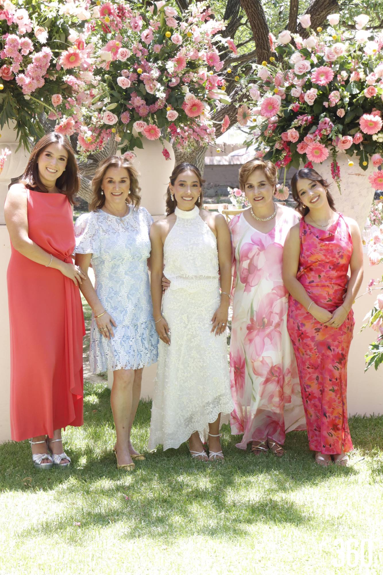 $!Paola con su cuñada, Patricia Valdés, su suegra, Patricia Cárdenas, su madre, Verónica Soberón y su hermana, Luciana María Guajardo.