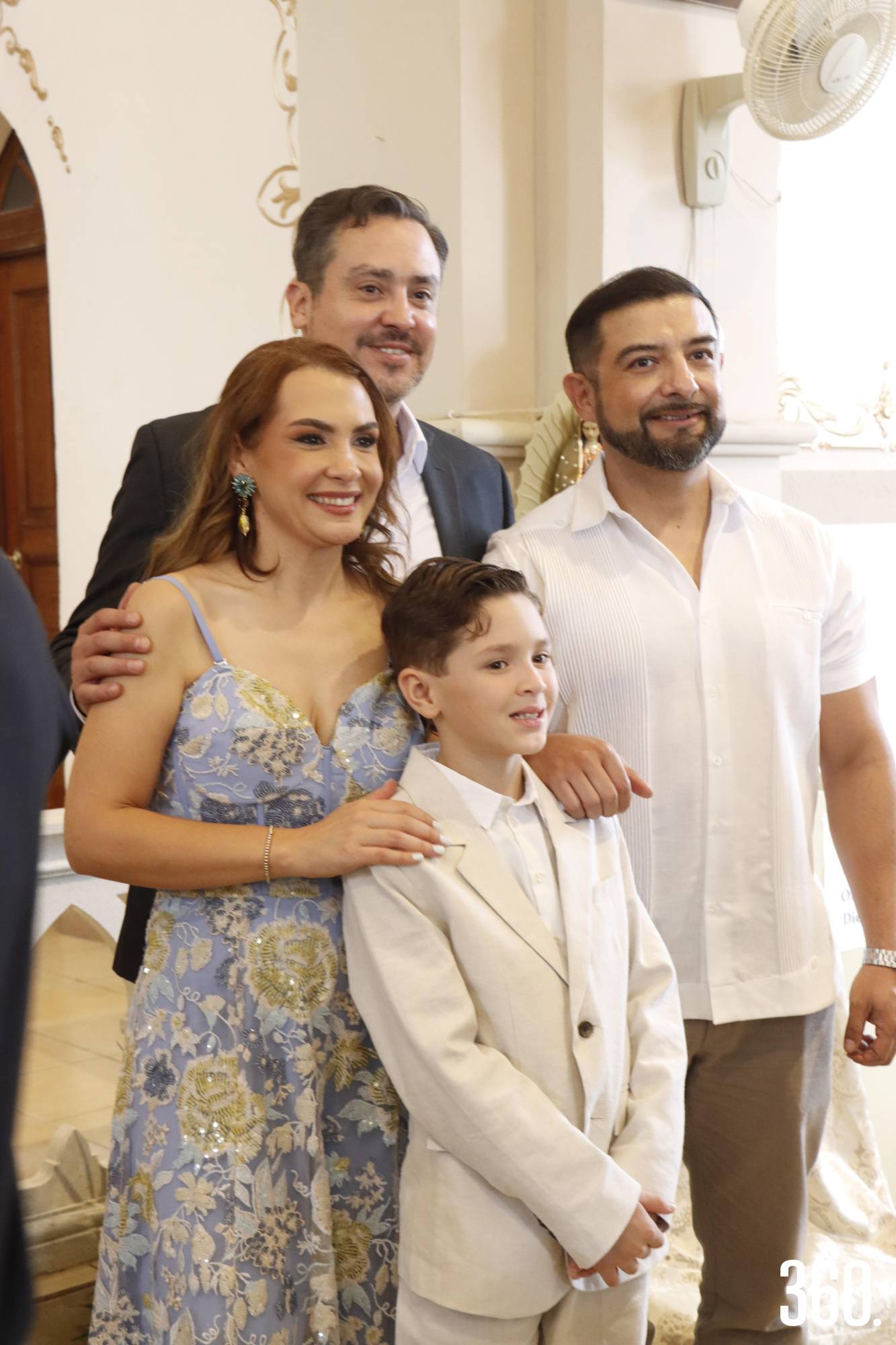 $!Rafael con sus padres, Cynthia Armendáriz y Mauricio Villarreal, y su padrino, César Orta.