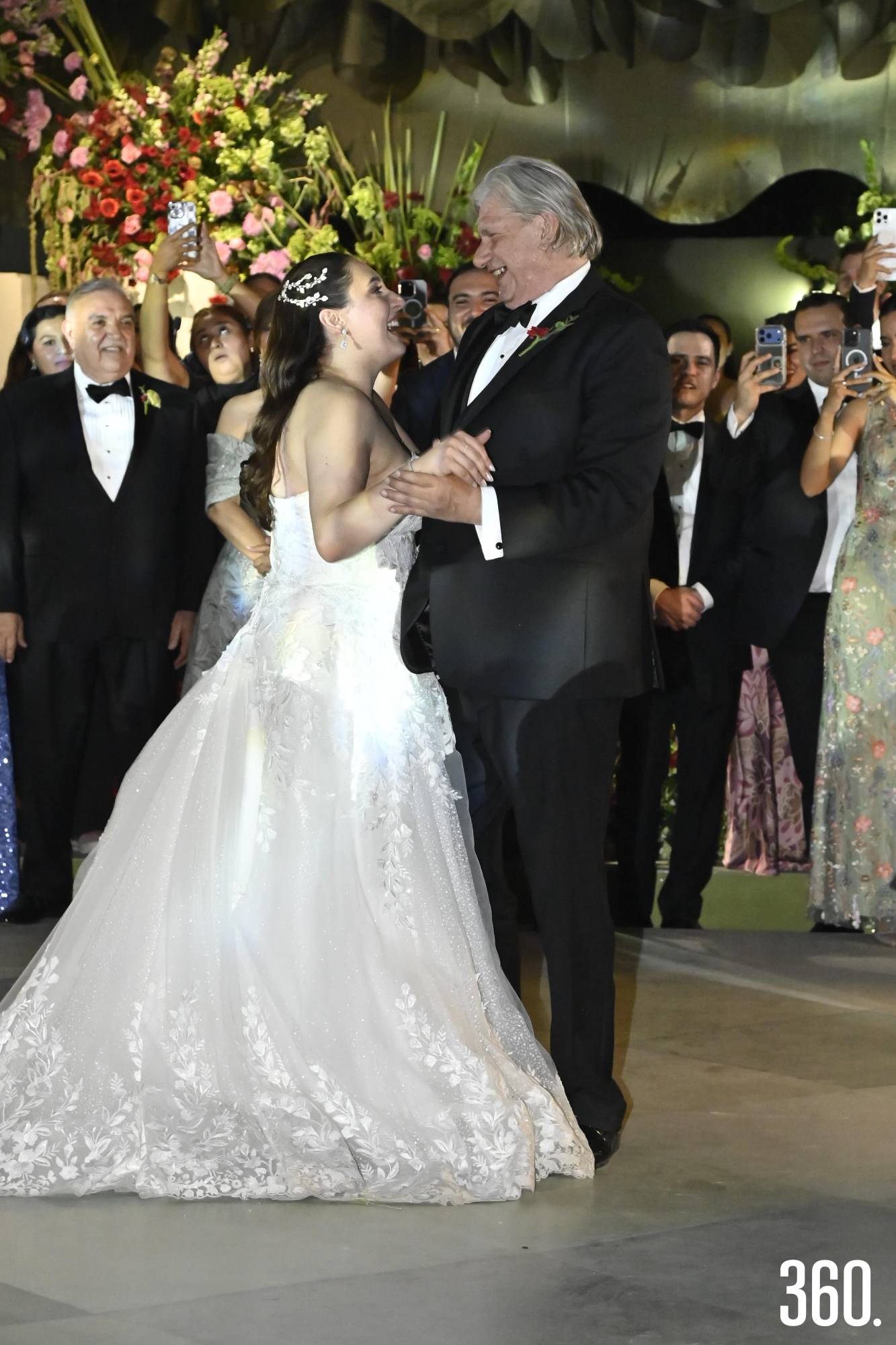 $!Emocionada, Alejandra bailó con su papá.