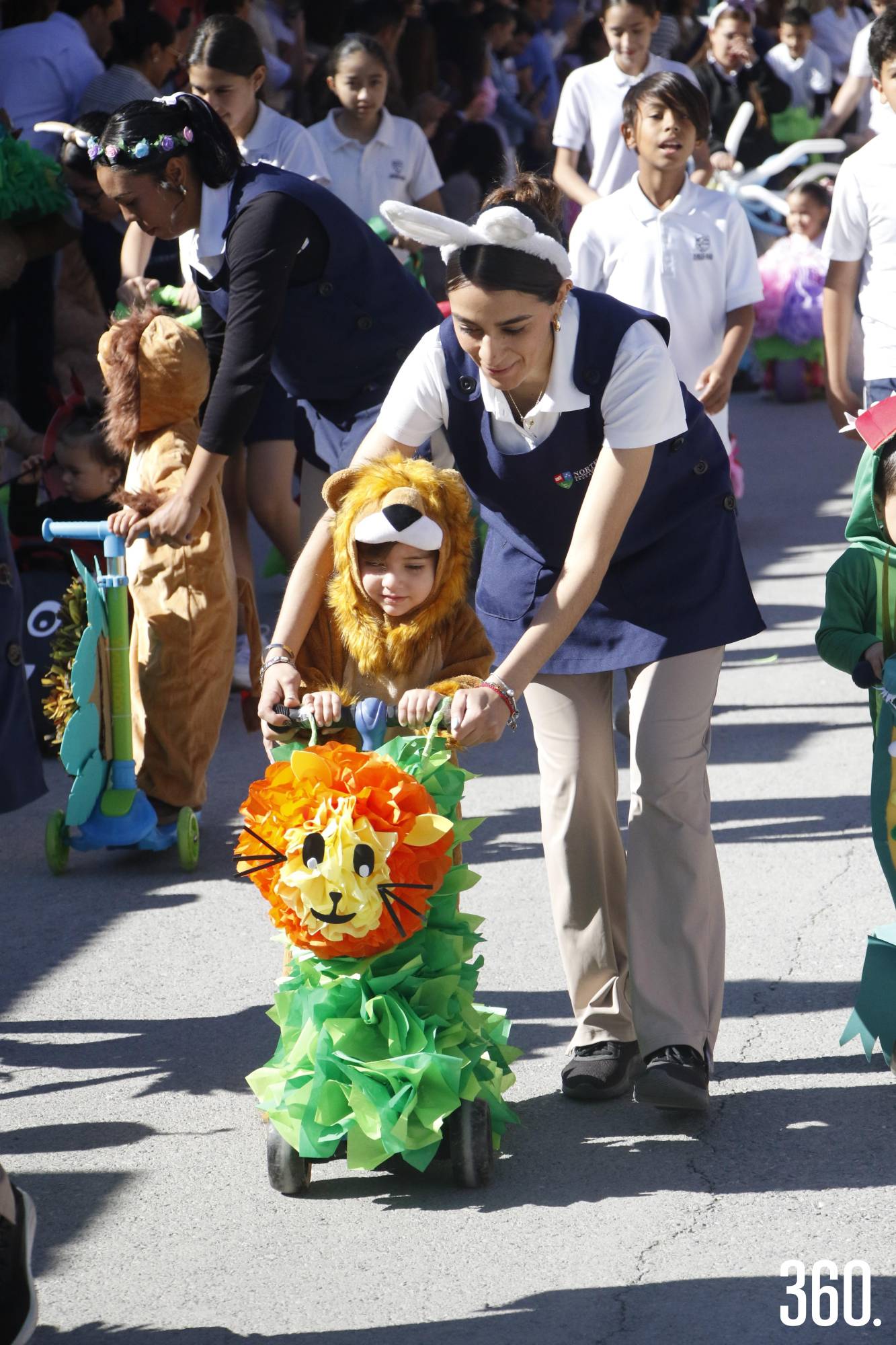 $!Y leones que desfilaron junto a sus maestras.