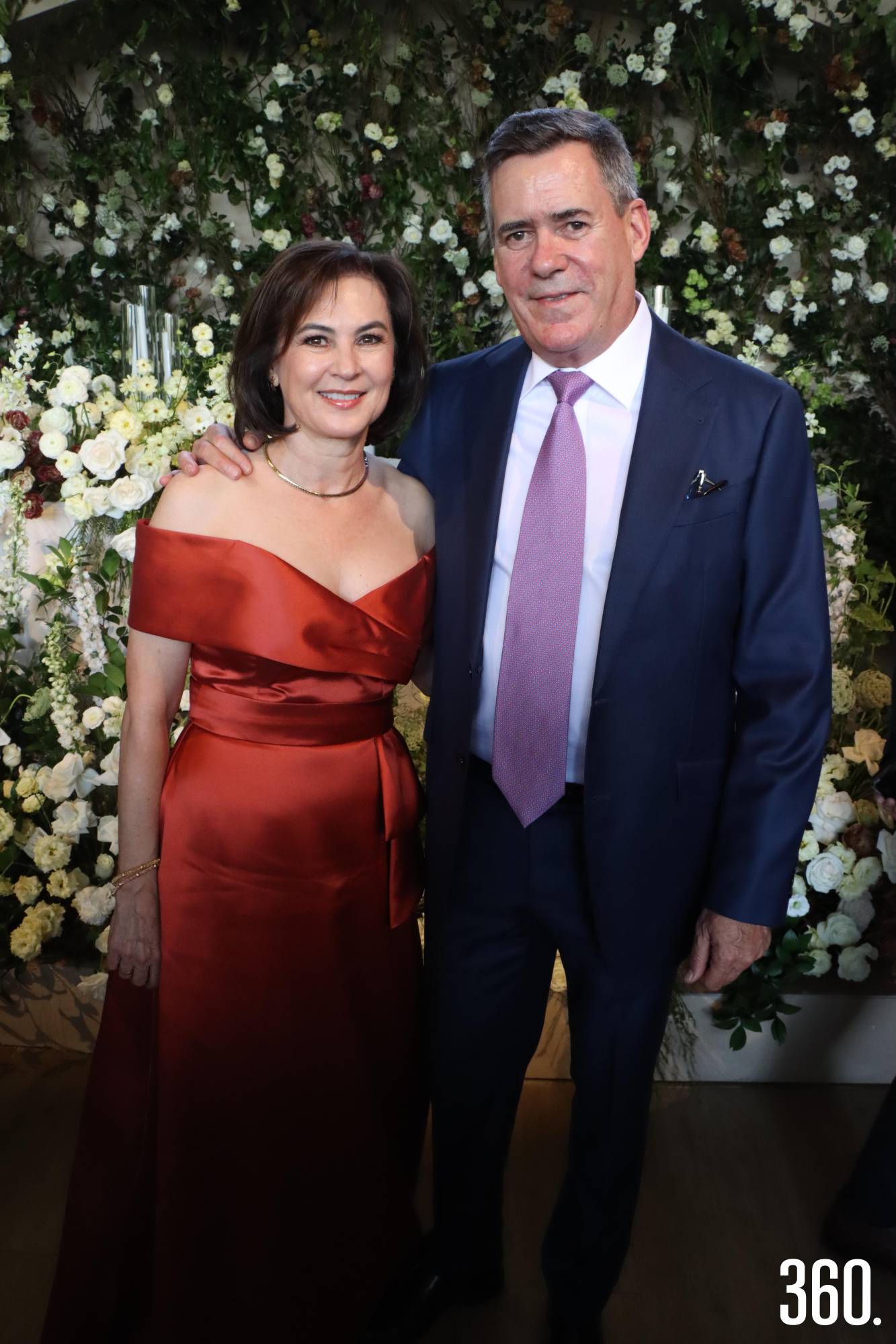 $!25 de julio del 20206 Revista 360._munizfra_Boda Marcela y José Efrén Boda de José Efrén Valdez Rentería y Marcela Arizpe Saldívar en el Santuario de Nuestra Señora de Guadalupe y recepción en La Casa del Lago, acompañados por sus respectivos padres Carlos Arizpe Jiménez y María Elena Saldívar de Jiménez, José Efrén Valdez y Maritza Rentería de Valdez. José Efrén Valdez Rentería y Marcela Arizpe Saldívar Padres novia Carlos Arizpe Jiménez y María Elena Saldívar de Arizpe Hermanas y cuñados de la novia; María Elena Arizpe Saldívar y Oscar Treviño Elizondo Cordelia y Constanza Treviño Arizpe. Ana Sofía Arizpe Saldívar y Luis José Estrada Montoya Carlos y María José Estrada Arizpe. Padres Novio José Efrén Valdez y Maritza Rentería Hermanos novio y cuñado David Valdez Rentería y Ana Lucía Valdez Rentería, Jorge Garza Rivera. Misa 13:30 horas Santuario de Nuestra Señora de Guadalupe Padre Mario Cruz Méndez Primera lectura Ariadne Saldívar Salmo Evelin Marroquín Rentería 2da lectura Daniel Héctor Saldívar. Padrinos de los símbolos matrimoniales Anillos David y Ana Lucía Valdez Rentería Arras Ana Sofía Arizpe Saldívar y Luis José Estrada Montoya Lazo María Elena Arizpe Saldívar y Oscar Treviño Elizondo Ramo Ana Karen Guajardo. En el Santuario de Nuestra Señora de Guadalupe, José Efrén Valdez Rentería y Marcela Arizpe Saldívar, unieron sus vidas mediante el sacramento del matrimonio, el sábado 25 de julio a las 13:30 horas. José Efrén entró a la iglesia acompañado por su mamá Maritza Rentería, seguidos por su padre José Efrén Valdez y María Elena Saldívar de Arizpe madre de la novia, quienes se colocaron en sus lugares para esperar a la hermosa novia Marcela quién entró del brazo de su papá Carlos Arizpe Jiménez mientras que integrantes de la Orquesta Filarmónica del Desierto interpretaba la marcha nupcial. Gerardo Arizpe Aguirre fue el monitor de la misa, Ariadne Saldívar participó con la primera lectura, Evelin Marroquín Rentería leyó el salmo responsorial y Daniel Héctor Saldívar realizo la segunda lectura. El padre Mario Castro oficio la misa y bendijo los símbolos matrimoniales que le presentaron los padrinos de los novios: David y Ana Lucía Valdez Rentería los anillos; Ana Sofía Arizpe Saldívar y Luis José Estrada Montoya las arras; y el lazo lo colocaron María Elena Arizpe Saldívar y Oscar Treviño Elizondo; y Ana Karen Guajardo madrina del ramo para la virgen. Al finalizar la misa el recién formado matrimonio Valdez Arizpe se trasladó al norte de la ciudad al salón “La Casa del Lago”, en donde se realizó la recepción de la boda; Marcela y José Andrés dieron la bienvenida a sus amigos y familiares quiénes los felicitaron en esta nueva etapa de su vida. Seiscientas cincuenta personas entre amigos y familiares fueron participes del enlace matrimonial, al llegar disfrutaron de un cathering de diversas frutas, diversos tipos de quesos, charcutería, almendras, uvas pasas; los novios entraron al salón y se colocaron en la mesa de honor para compartir una deliciosa comida de cinco tiempos. Al finalizar la comida el matrimonio Valdez Arizpe dio un recorrido por la pista de baile junto a la Orquesta Filarmónica del Desierto quién junto al DJ interpreto los temas musicales que bailaron José Efrén Valdez con su mamá Maritza Rentería, Marcela con su padre Carlos Arizpe Jiménez y el primer vals matrimonial de los novios al término del cual dio inicio el baile que finalizo a las dos de la mañana del domingo; los invitados disfrutaron además de The Skillet Dulcería, donde degustaron botanas, frutas, frapes, cafes, matchas, panadería fina y variadas golosinas. TEXTO Y FOTOS: Francisco Muñiz PIES DE FOTOS_FOLDER_25_Sabado_ Boda Marcela y José Efrén 100f aaa. José Efrén Valdez Rentería y Marcela Arizpe Saldívar unieron sus vidas en matrimonio. 101f aaa. Los novios con sus padres, hermanos y sobrinos. 102f aaa. Los novios acompañados por la familia de la novia. 103f aaa. José Efrén y Marcela con la familia del novio. 104f aaa. Marcela Arizpe Saldívar con su papá Carlos Arizpe Jiménez. 105f. Elma Rodríguez y Miguel Arizpe. 106f. 107f. Iza López, Claudia Valdés y Ana María Ramón. 108f aaa. Malusa Rodríguez, Laura Jiménez, Liliana Salinas, Graciela Garza y Abelardo Jiménez. 109f aaa. Marcela y José Efrén con sus amigas. 110f aaa. Esteban Garza Fishburne y Gaby Jiménez de Garza. 111f aaa. Conchalupe Arizpe, Liliana Salinas y Bibi de Cepeda. 112f aaa. Miguel¬ Arizpe Jiménez y Manolo Jiménez. 113f aaa. Gerardo Morales, María Jimena López, Iza y Juan Carlos López. 114f aaa. Javier Díaz González y Luly López de Díaz. 115f aaa. Manolo Jiménez y Liliana Salinas. 116f. Gerardo Arizpe monitor. 117f. Ariadne Saldívar primera lectura. 118f. Evelin Marroquín Rentería participó con el salmo responsorial. 119f. Daniel Héctor Saldívar leyó al segunda lectura. 120f. Integrantes de la Orquesta Filarmónica del Desierto de Coahuila en la misa. 121f. María Elena Arizpe Saldívar y Oscar Treviño Elizondo. 122f. Lety Ochoa y Jorge del Bosque. 123f. Héctor Cuéllar y Estela Ortiz. 124f. Terecata del Bosque y Carlos Villarreal. 125f. Gerardo Aguirre y Carmen Lobo. 126f. Gloria Flores y Jorge Dávila. 127f. Rosendo y Claudia Villarreal con Sandra Arizpe y Leo Kalionchis. 128f. Luis Arizpe, Conchita Aguirre, María Hortencia Lomeli Y Manuel González. 129f. Jessica Flores y José Aldrete. 130f. Diana García, Alejandra Flores y Elsa Ramos. 131f. Galwin Dewey, Juan Carlos Yiacaman, Eder López, José Juan Cabello, Chuy María Ramón y Amado Chapa. 132f. Juan Antonio Guel y Ana María Arizpe Jiménez. 133f. Joaquín Arizpe Sada y Cristina Dávila. 134f. Kiko y Bibi Cepeda. 135f. José María Jiménez y Luz Avila. 136f. Ernesto y María Eugenia López. 137f. Poncho Barragán, Bibi y Kiko Cepeda. 138f. Yoyis Flores, Ana Lucía Gómez y Ana María López. 139f. Sara Navarro, Karla Aburto, Bony Cepeda y José Antonio Cepeda. 140f. José Antonio Rodríguez y Conchalupe Arizpe. 141f. Diego García y Marijosé Jiménez. 142f. Carlos Arzamendi y Noris Flores. 143f. Rodrigo Arizpe y Gaby Bustillos. 144f. Paaulina de la Garza y Chuy Arizpe. 145f. Julián Dávila y Ana Carla Arizpe. 146f. Daniela Arsuaga y Alejandro Dávila. 147f. Gerardo Arizpe y Ana María López. 148f. Mario Arizpe y Pepe Rodríguez. 149f. Elma Arizpe y Jorge del Bosque Ochoa. 150f. Jorge Arizpe y Alejandra de Anda. 151f. Enrique Falcón y Claudia Avilés. 152f. Daniela Saldívar y Axel González. 153f. César Chávez y Ernesto Ochoa. 154f. José Miguel Armnenta y Andrea Hernández. 155f. Cecilia Martínez y Diego Alanís. 156f. María Elena Elizondo, Verónica, Beatriz, Cecilia Villarreal y Ariadne Olvera. 157f. Adriana y Alberto Canepa. 158f. Vanessa González y Bernardo Meléndez. 159f. Fernando Morales, Luis González, Sergio Pérez, Carlos Arzamendi y Alberto Canepa. 160f. Roxana Pérez y José Recio. 161f. Carlos Farías y Valentina Garza. 162f. Talina Ochoa e Israel Soto. 163f. Amigos y amigas de la novia del IPADE. 164f. Luis Delgado y Narda Serna. 165f. Chuy María Ramón y Andrea Arizpe. 166f. Rubén Jurado, Mónica Casant, Diego Sordo y Ale Quintavilla. 167f. Jorge Jiménez e Isabel de la Fuente. 168f. José Manuel Arizpe y María Cristina Jiménez. 169f. Ivonne y Raúl Salinas. 170f. Galwin Dewey y Ale Flores. 171f. José Efrén Valdez Rentería y Marcela Arizpe Saldívar rockanroleando en su fiesta matrimonial.