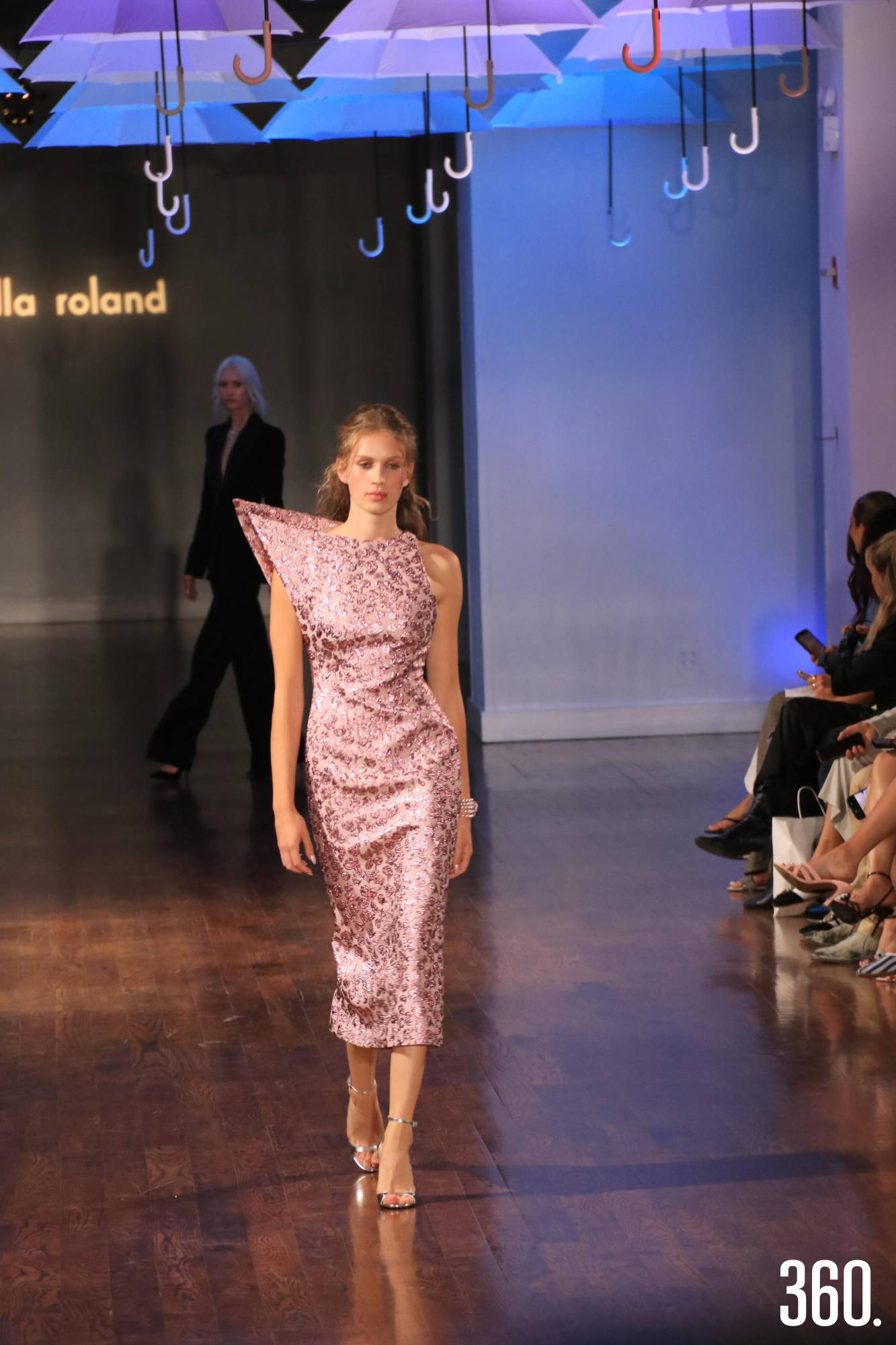 $!El vestido de jacquard metálico en cuarzo rosa destacó por su escote anguloso y acabado romántico.