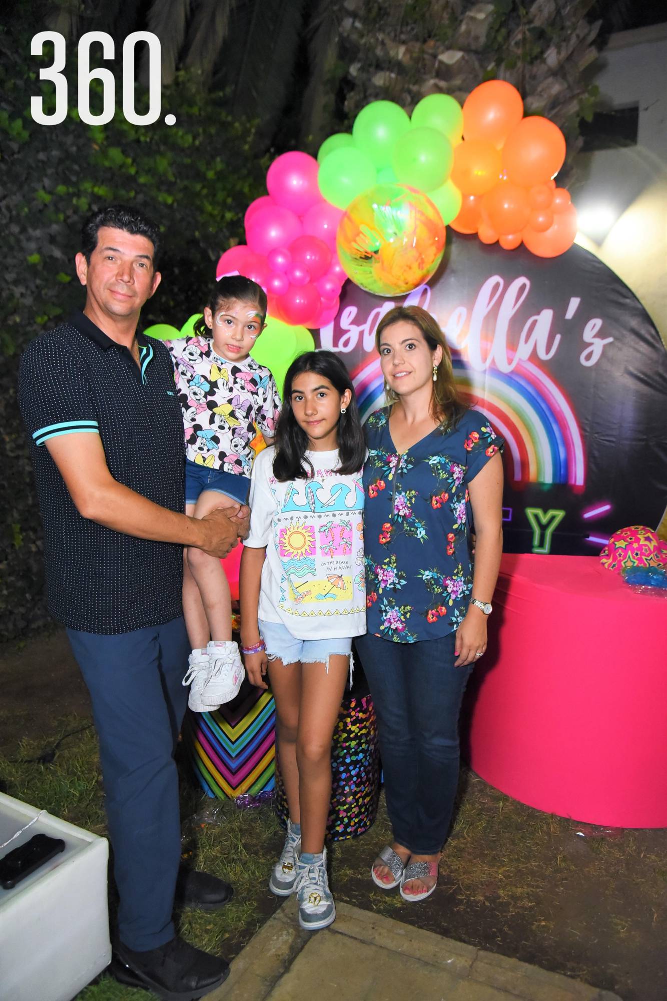 $!Isabella Medrano Dainitín con sus papás Kerime Dainitín y Héctor Medrano, y su hermana Victoria.