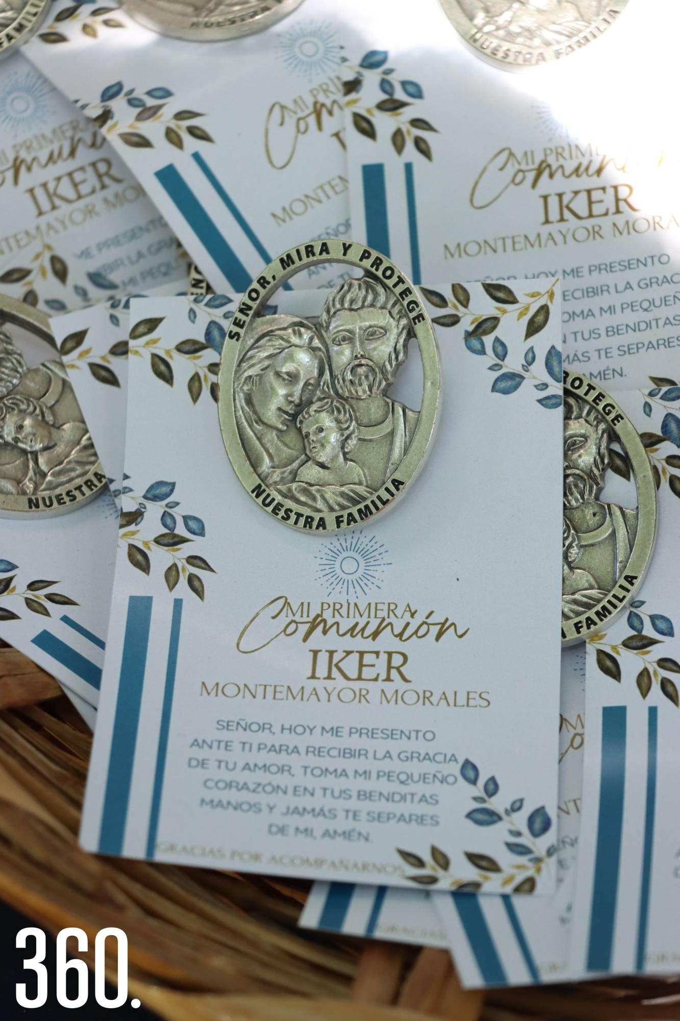 $!A los invitados se les entregó un broche de la Sagrada Familia.