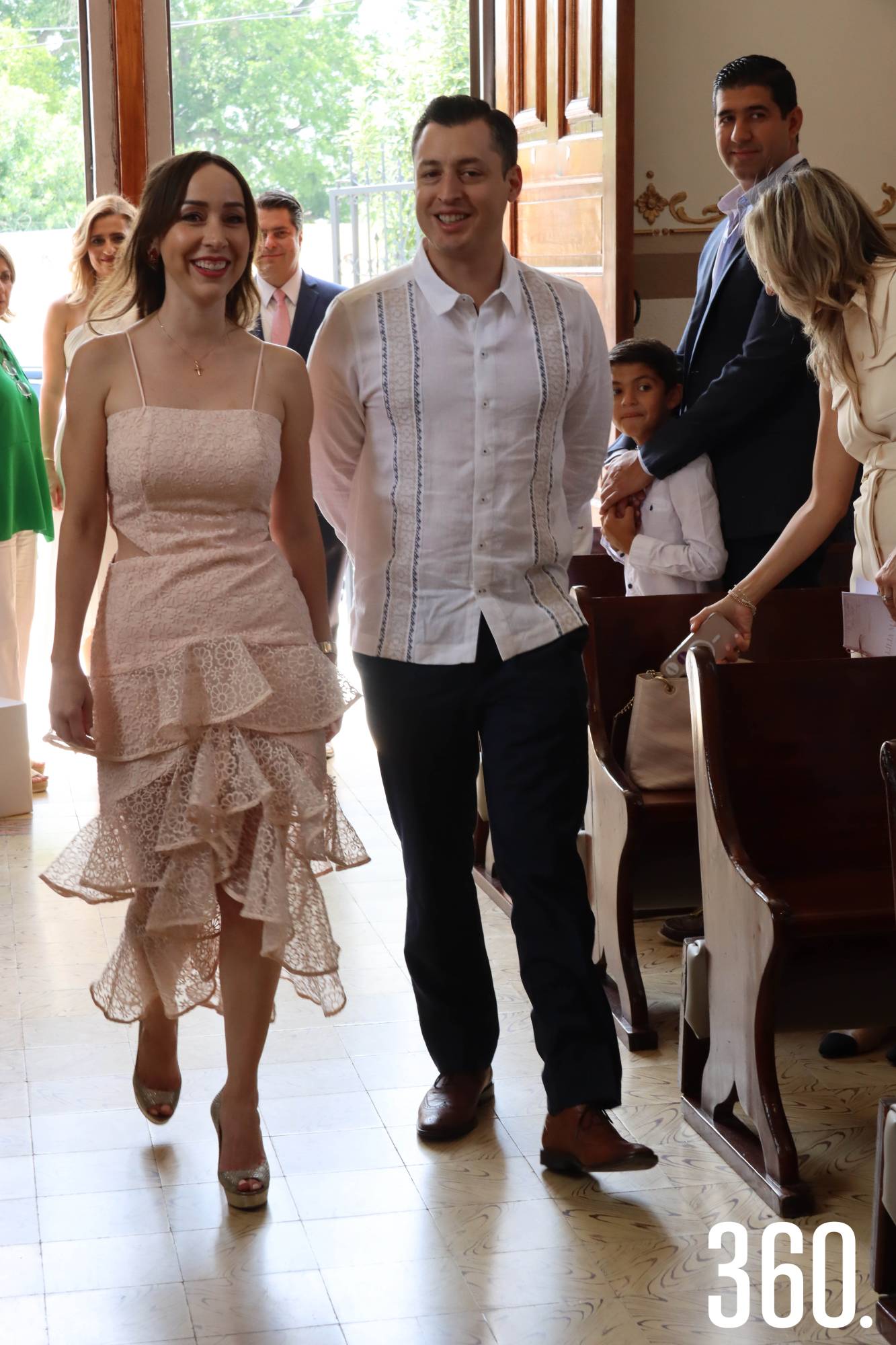 $!María de la Luz García de Colosio y Luis Donaldo Colosio Riojas entraron a la iglesia acompañando a su ahijada.