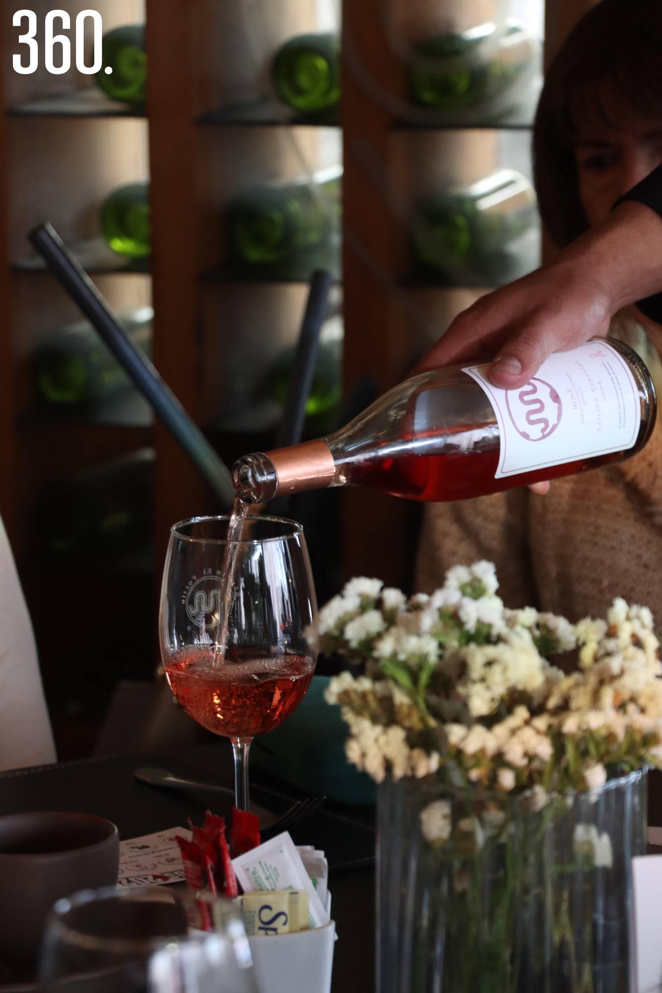$!Acompañaron el desayuno con vino rosado.