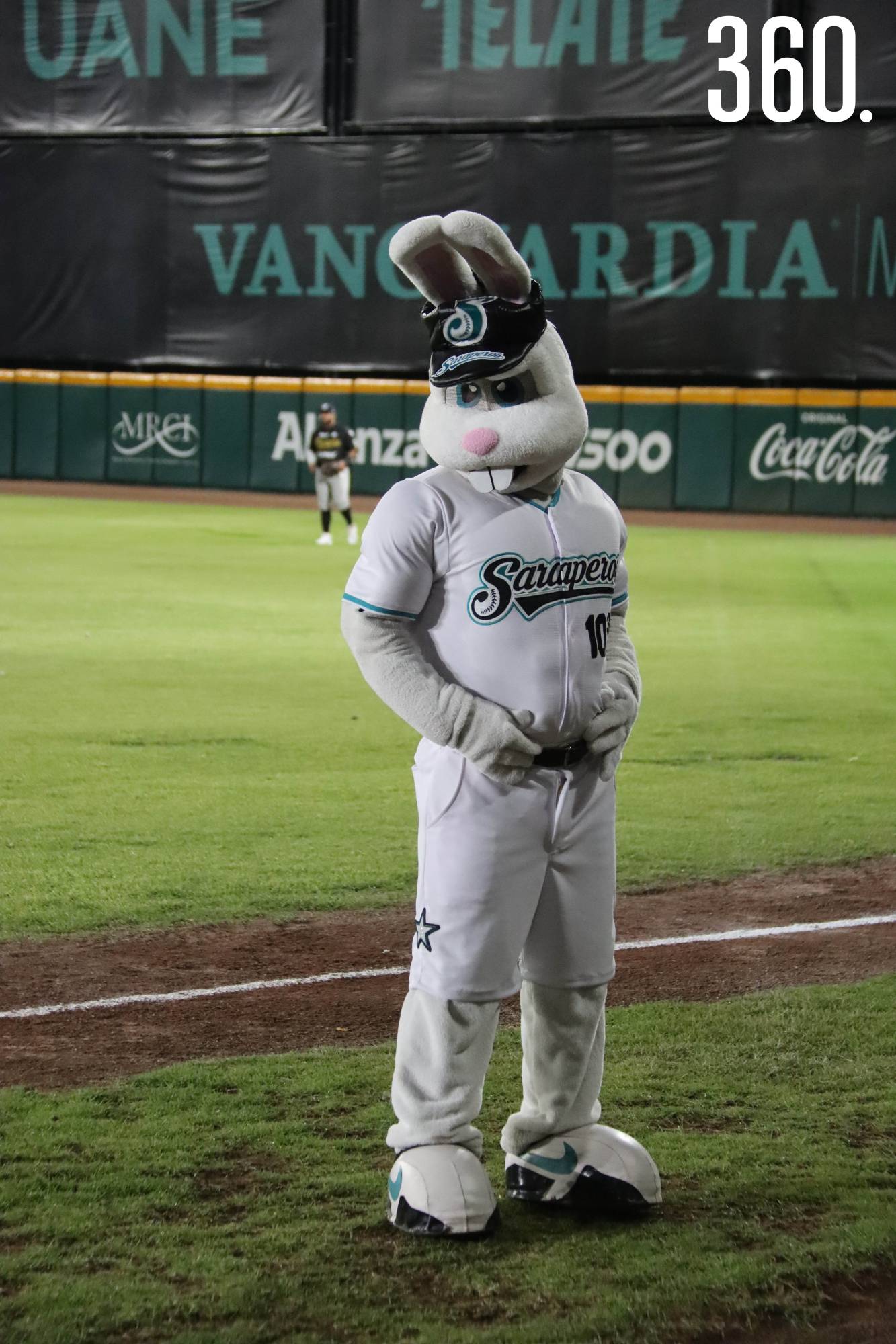 $!Kike Conejo el líder de la “Marea Verde”, de aficionados Saraperos animando a todo el estadio.
