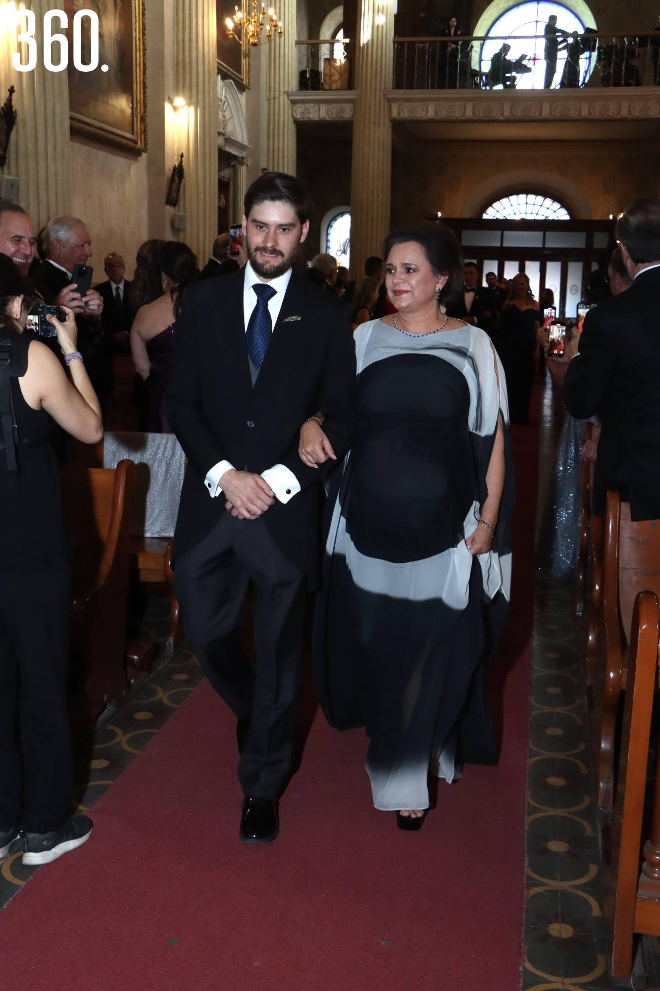$!Rodrigo entró acompañado por su tía, Elena María Rodríguez.