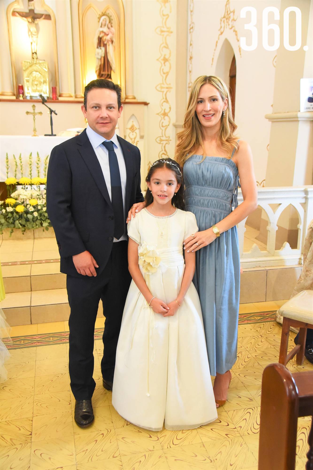 $!Mariángela con sus padrinos Joaquín Arizpe y Cristina Bours.