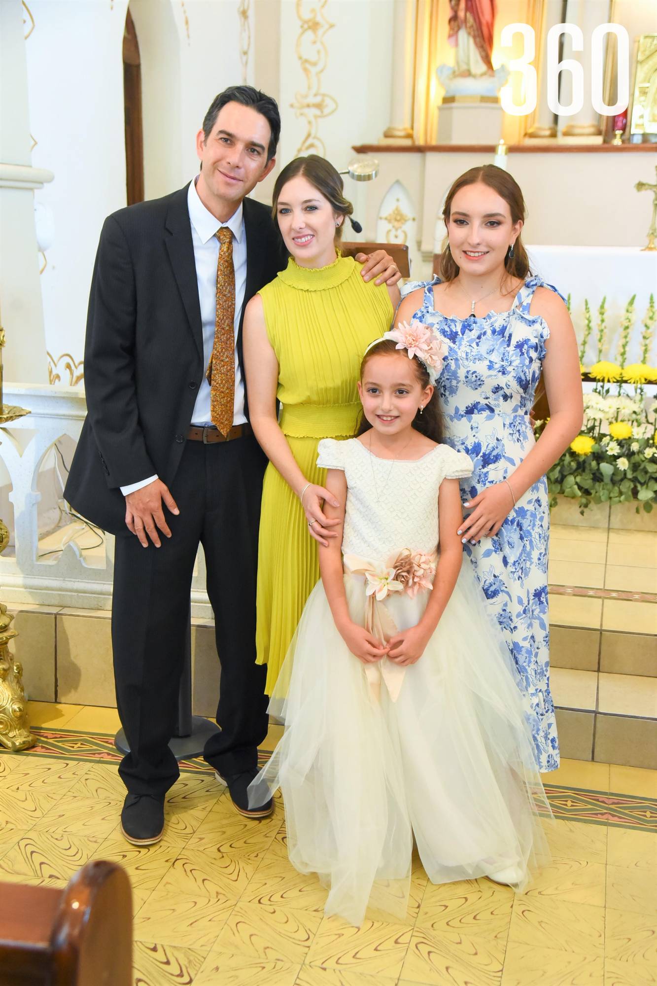 $!Victoria con sus padrinos Fernando Pérez, Maribel Guajardo y Regina Valdés.