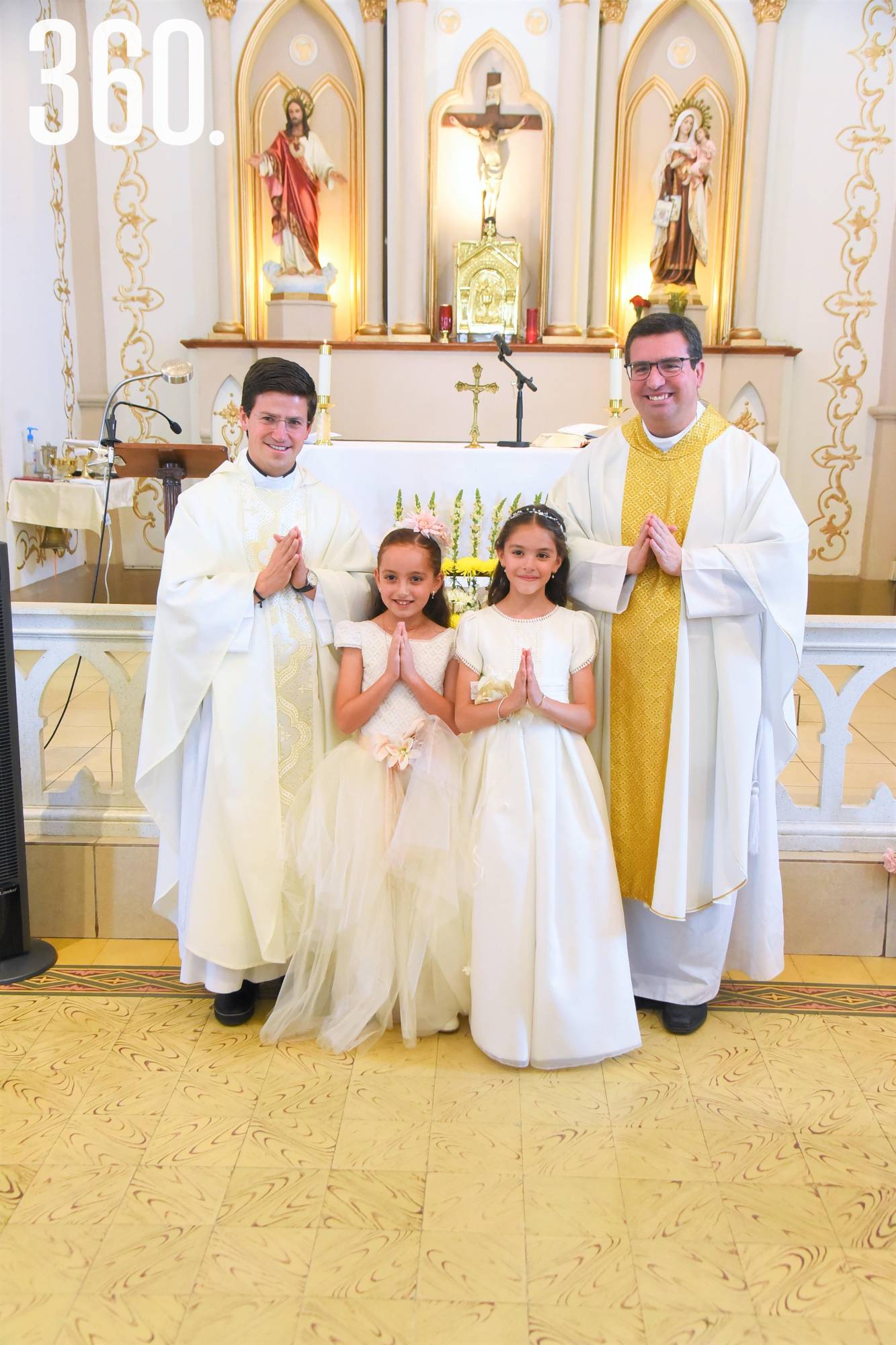 $!Victoria Valdés Viesca Y Mariangela Aguirre Flores con el padre Michel Errecart y el padre Juan Antonio Ruiz.
