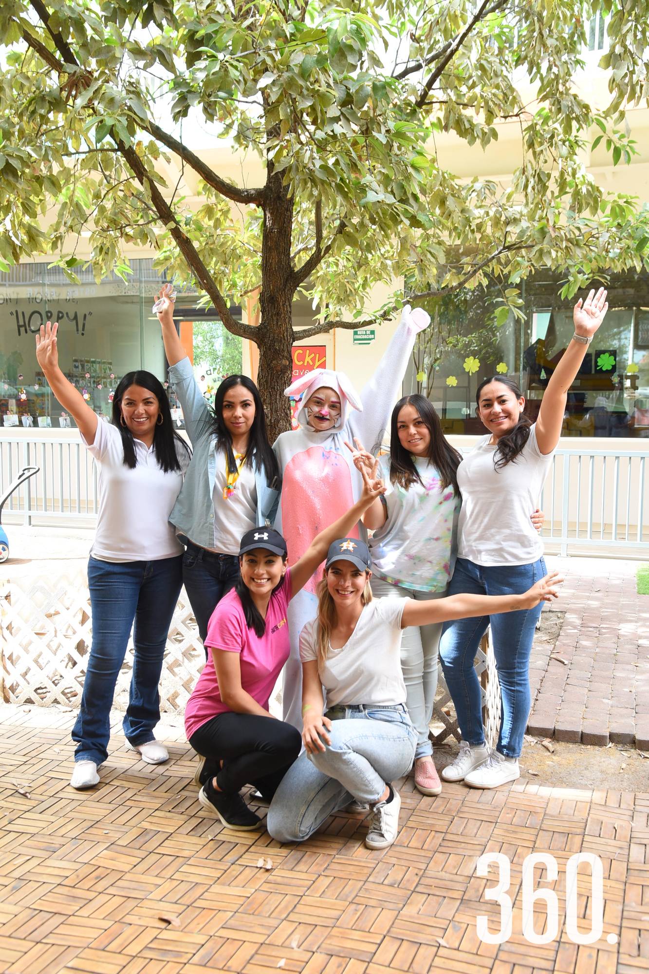 $!Miroslava Espino y Alondra Alvarado junto al staff de bebés.