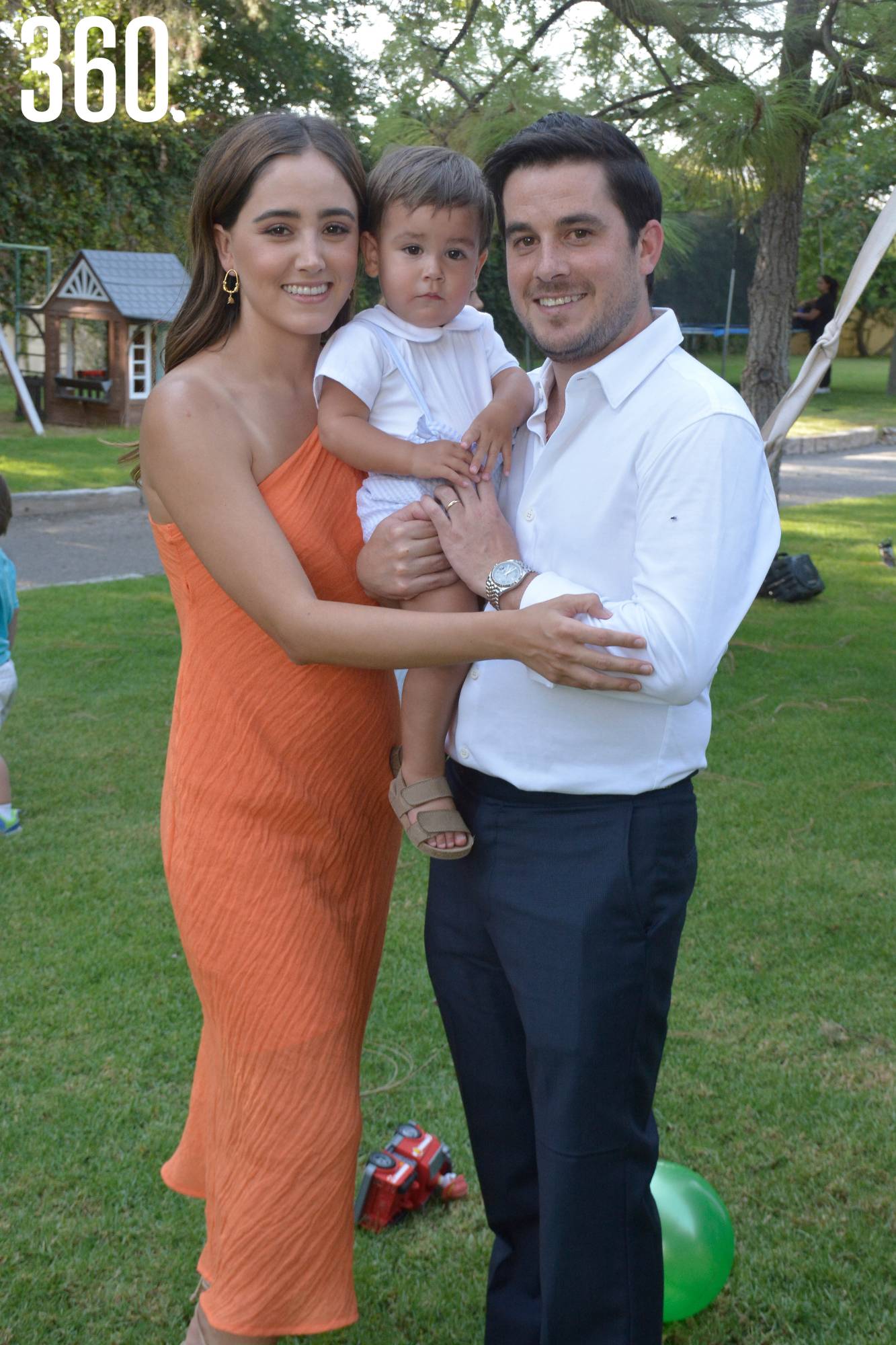 $!Mariana Cepeda y Adrián López con su hijo Adrián.