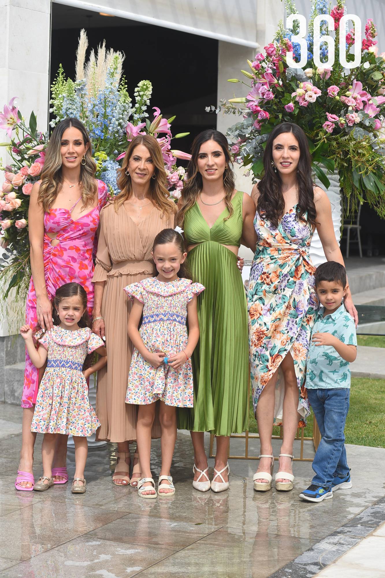 $!Liliana González, Mari Hernández, la festejada, Mónica González, Cordelia y Luciana Arzamendi, y José Pablo García.