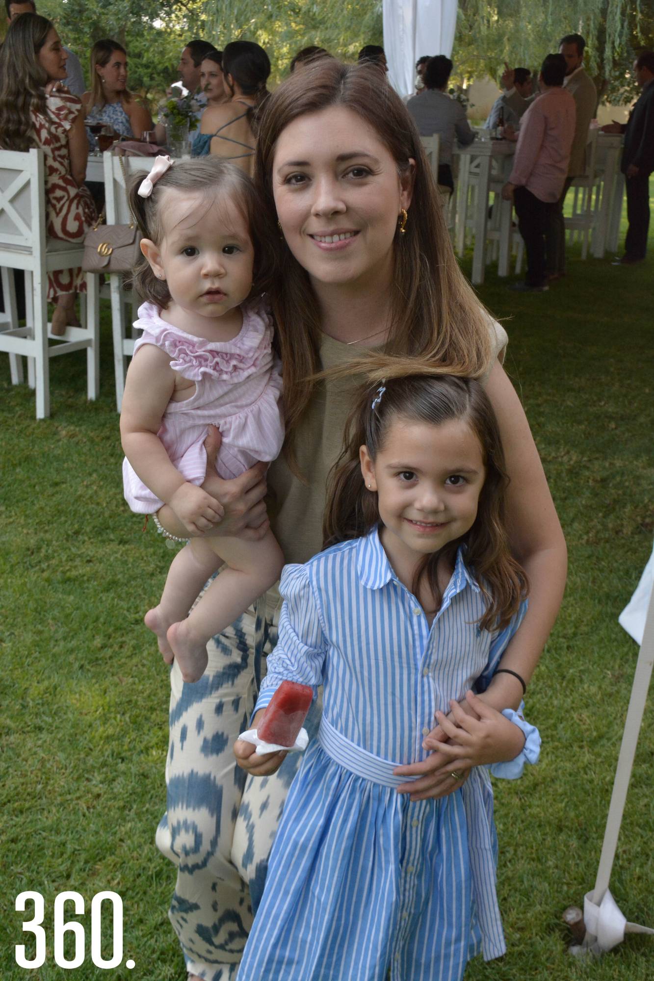 $!Vanessa Gómez con sus hijas Amalia y Vanessa Treviño.
