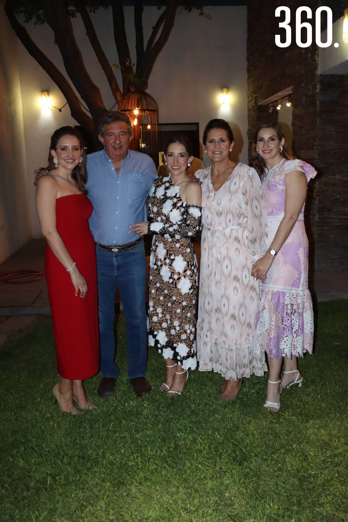 $!La festejada con sus papás, Polo Elizondo y Patricia Rodríguez, y sus hermanas Lorena y Patty.