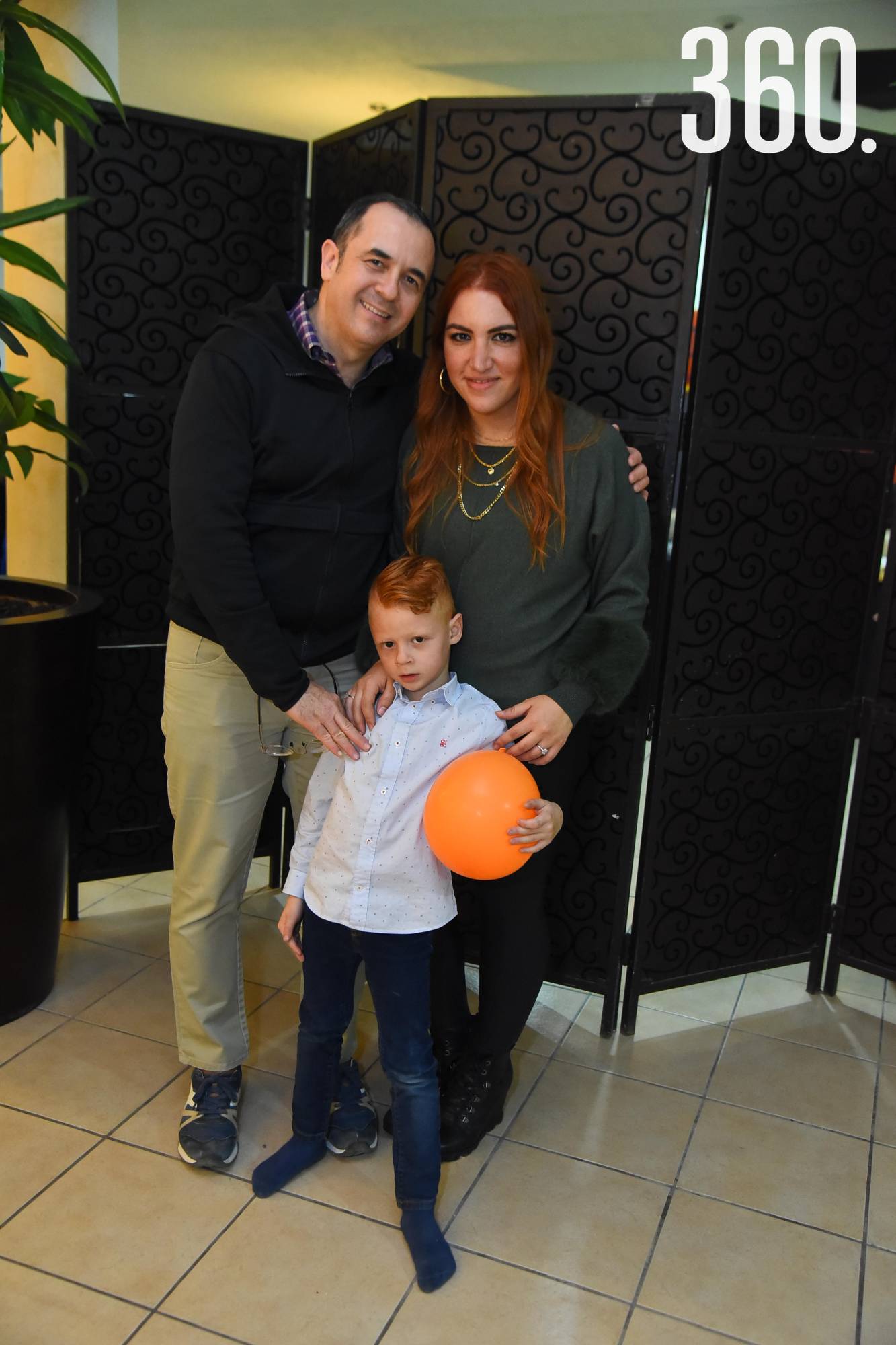 $!Acompañado de sus papás Karla González y Alexis Schmidt.