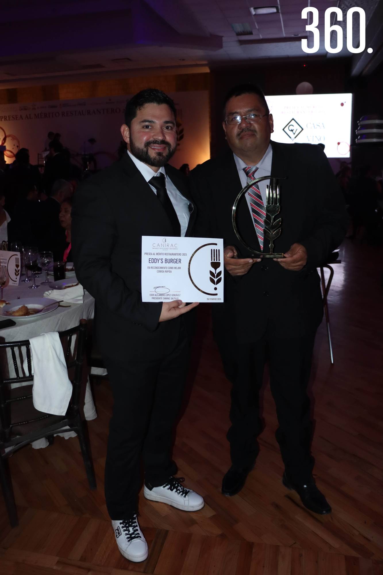 $!Alfonso Herrera y Francisco Gómez con su premio.