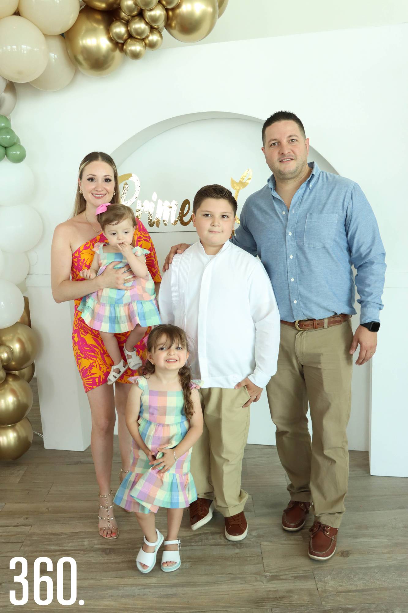 $!Daniel Jiménez con sus padrinos Nadia Sánchez y David Serrano, Alessa y Ximena Serrano.