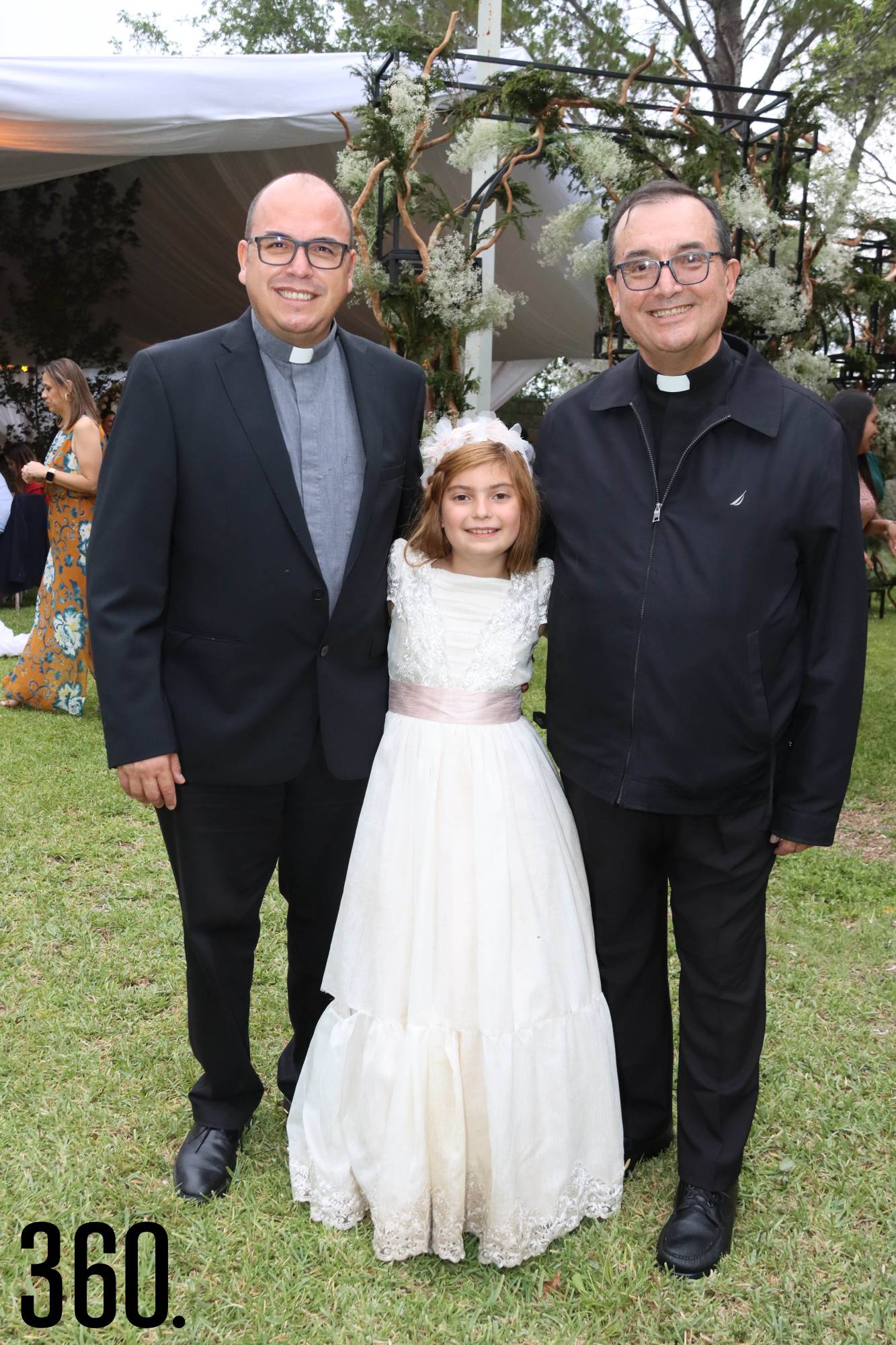 $!Los padres Luis Fernando Morales y Francisco Cepeda acompañaron a Lilia María Martínez Hiarmes.