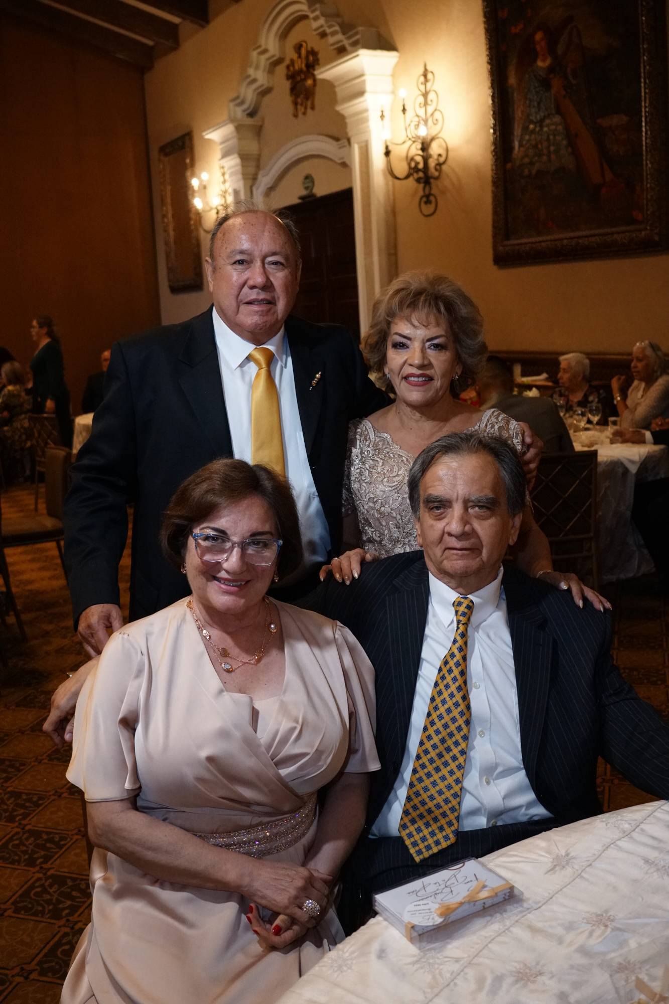 $!Laura de la Peña y Francisco Javier Bustamante con los festejados.