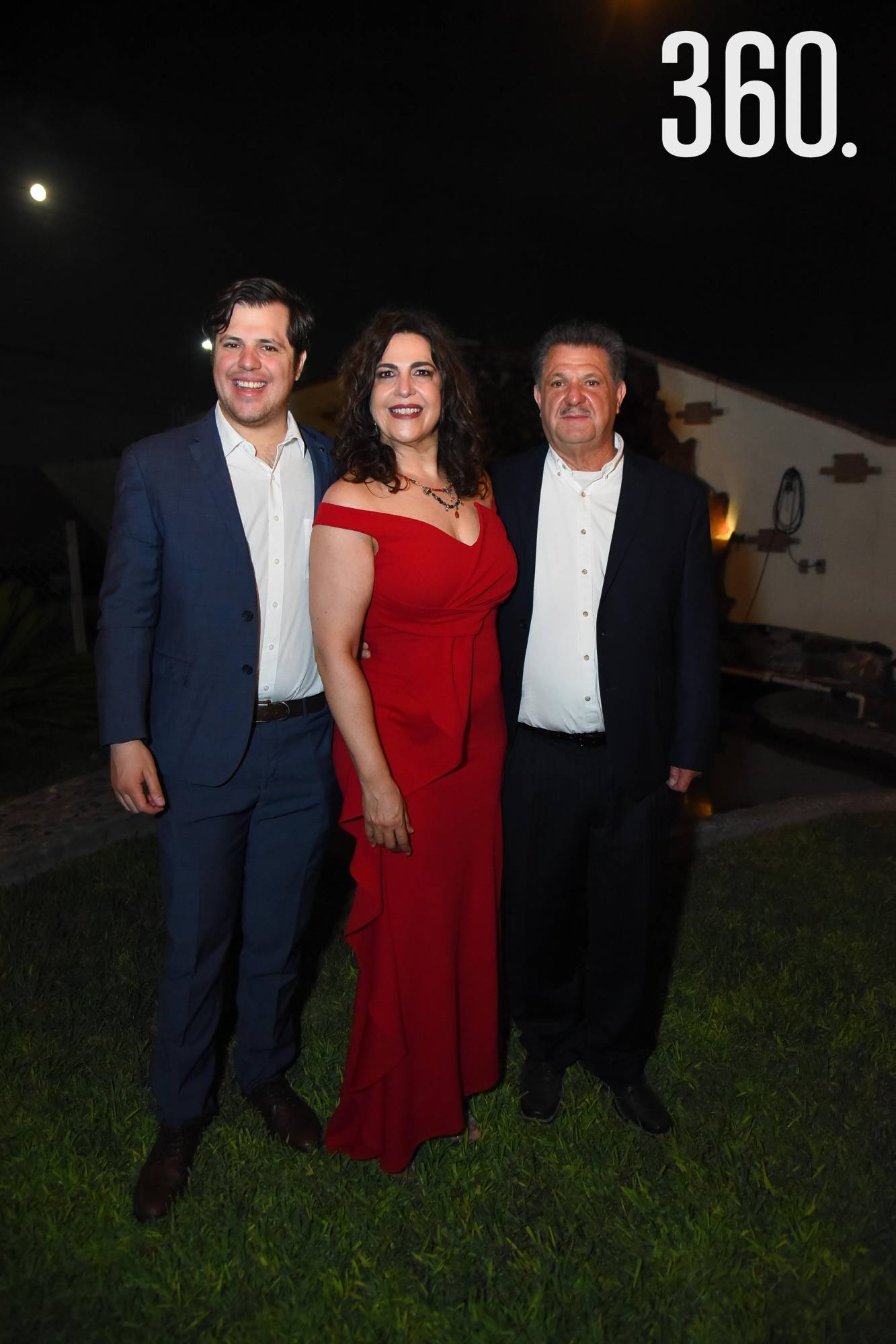 $!La cumpleañera con su hijo Manuel Alejandro de las Fuentes y su esposo Alejandro de las Fuentes.