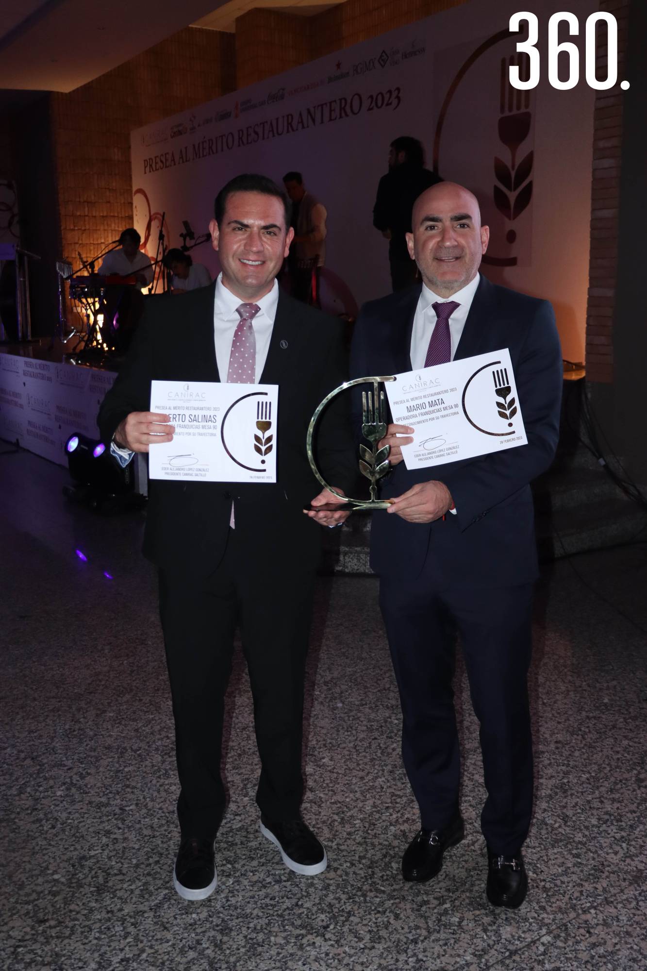 $!Alberto Salinas y Mario Mata con su premio.