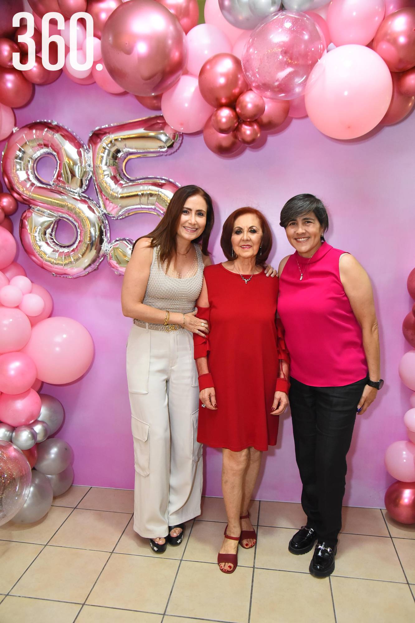 $!Bertha Gutiérrez con Cecy Derbez y la cumpleañera.