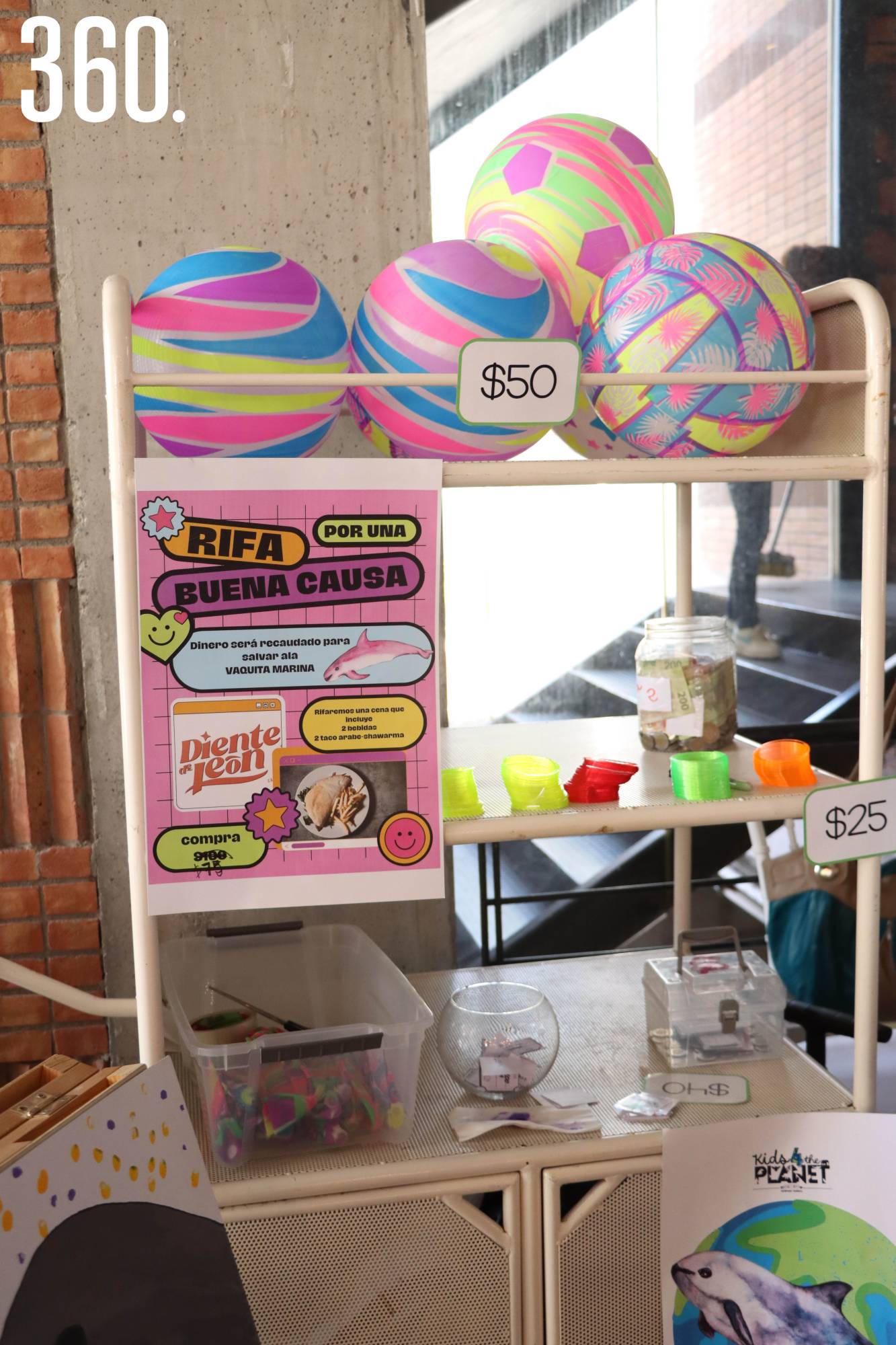 $!Había puestos de juguetes, repostería, joyería y otros productos para los alumnos.
