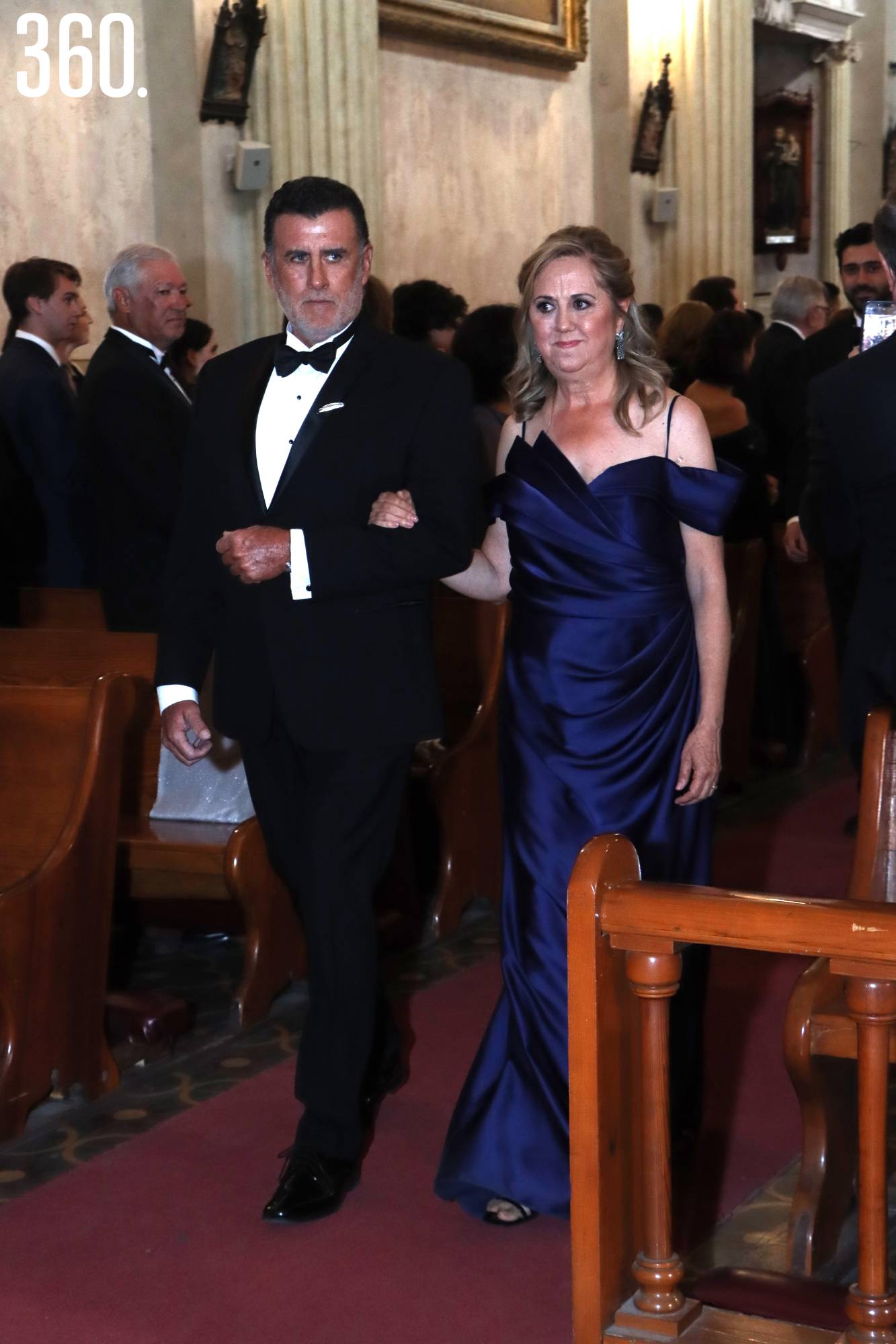 $!Polo Herrera, padre del novio, acompañó a Carmen Lobo de Aguirre, mamá de la novia.